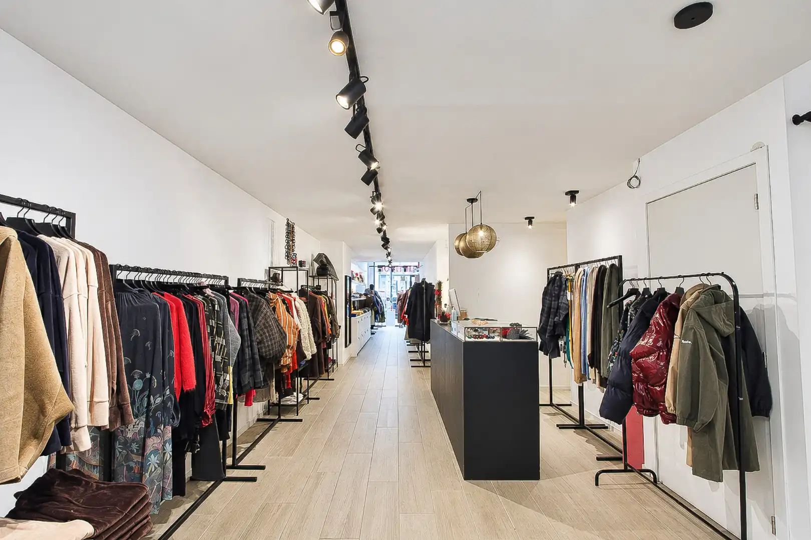 Moderne winkel met hoge plafonds te huur Lippenslaan 333 (vanaf 1/4/2027) foto 6