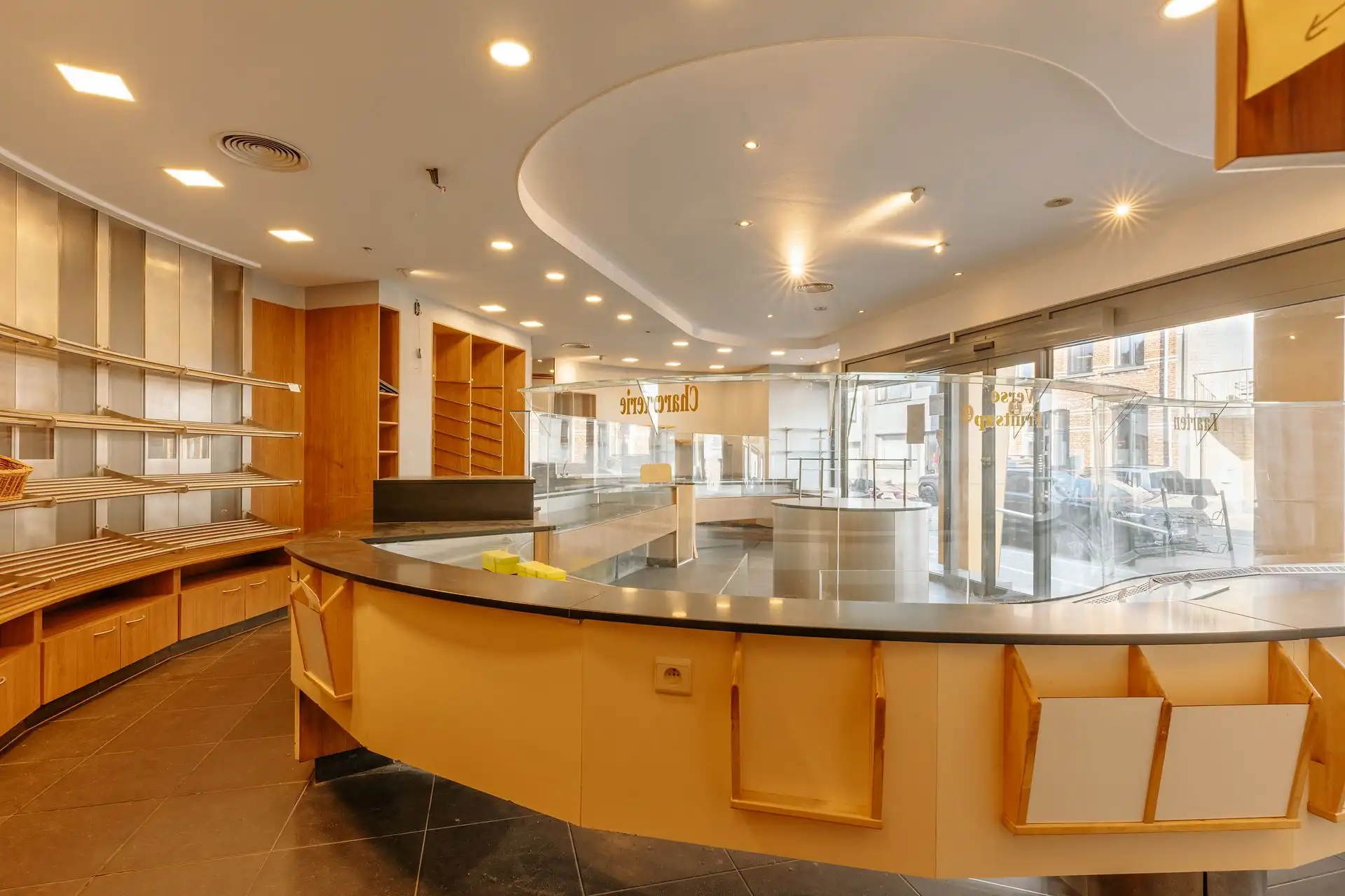 Ruim handelspand met magazijn in centrum Borsbeek. foto 4
