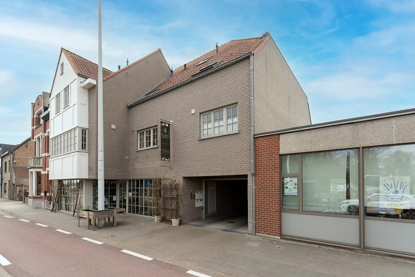 Ruim duplex appartement met garagebox te koop in Lissewege. foto 3