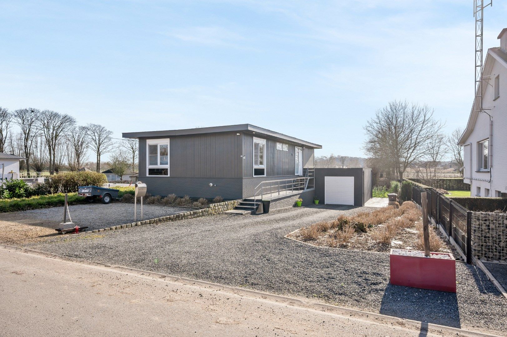 GERENOVEERDE WONING MET 3 SLPKS, TUIN EN RUIME GARAGE (973m²) foto {{pictureIndex}}
