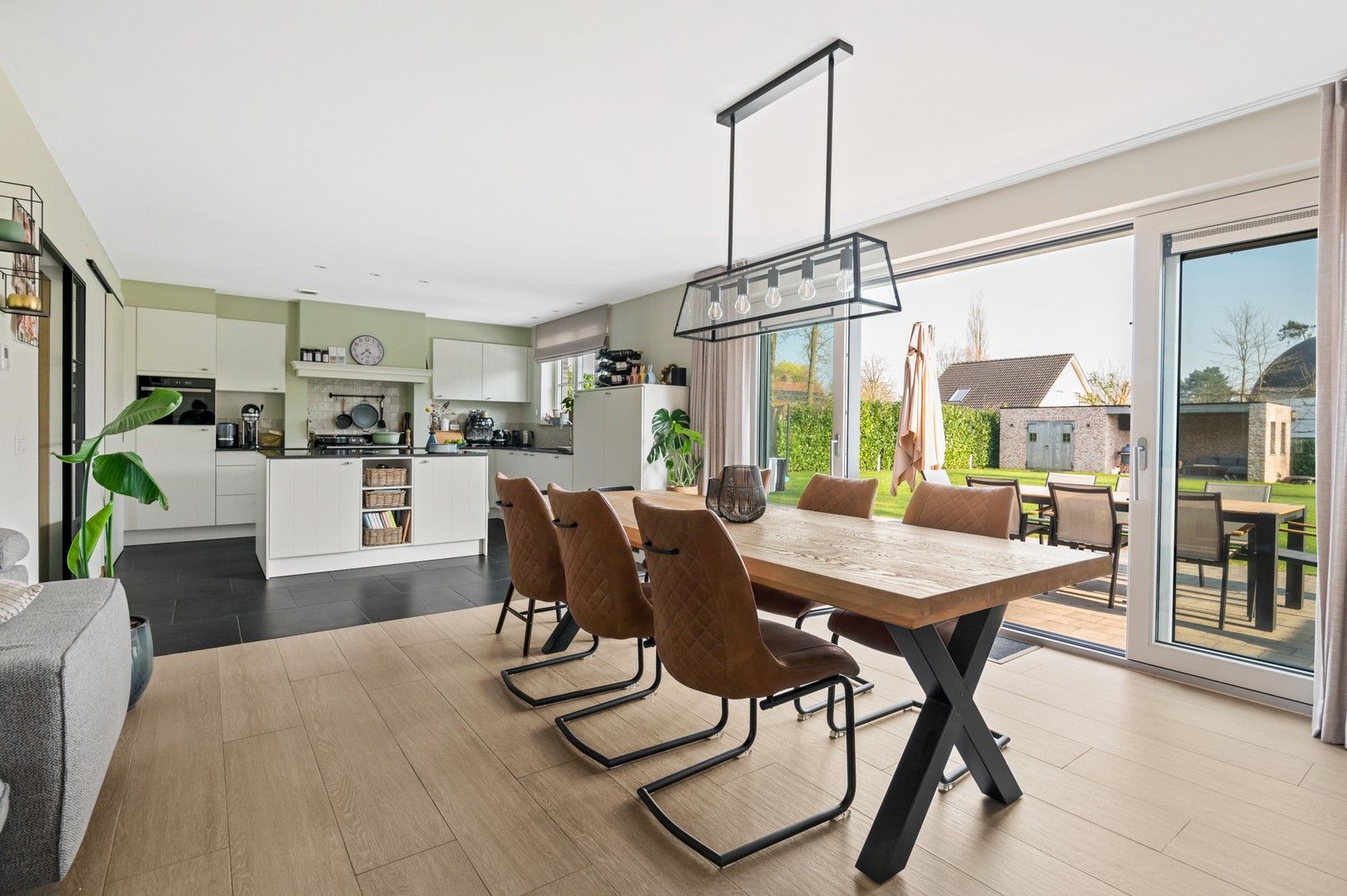 Vrijstaande jonge woning op een zonnig perceel van 1.001 m² foto 3