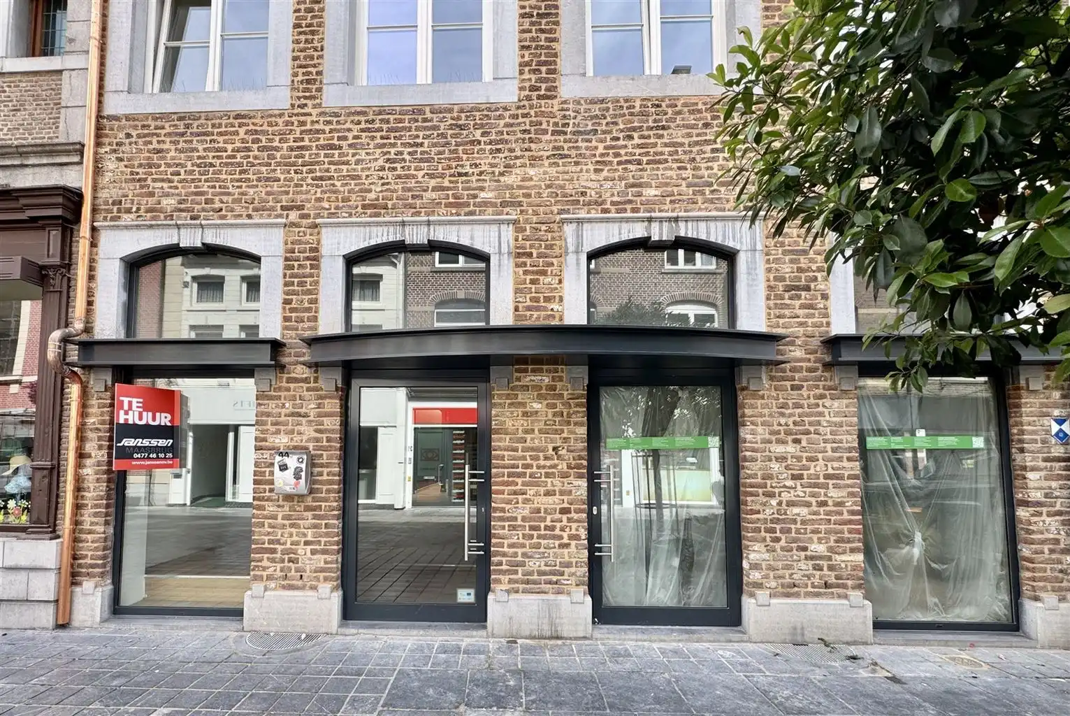 Karaktervolle handelsruimte met diverse mogelijkheden in hartje Maaseik  foto 12