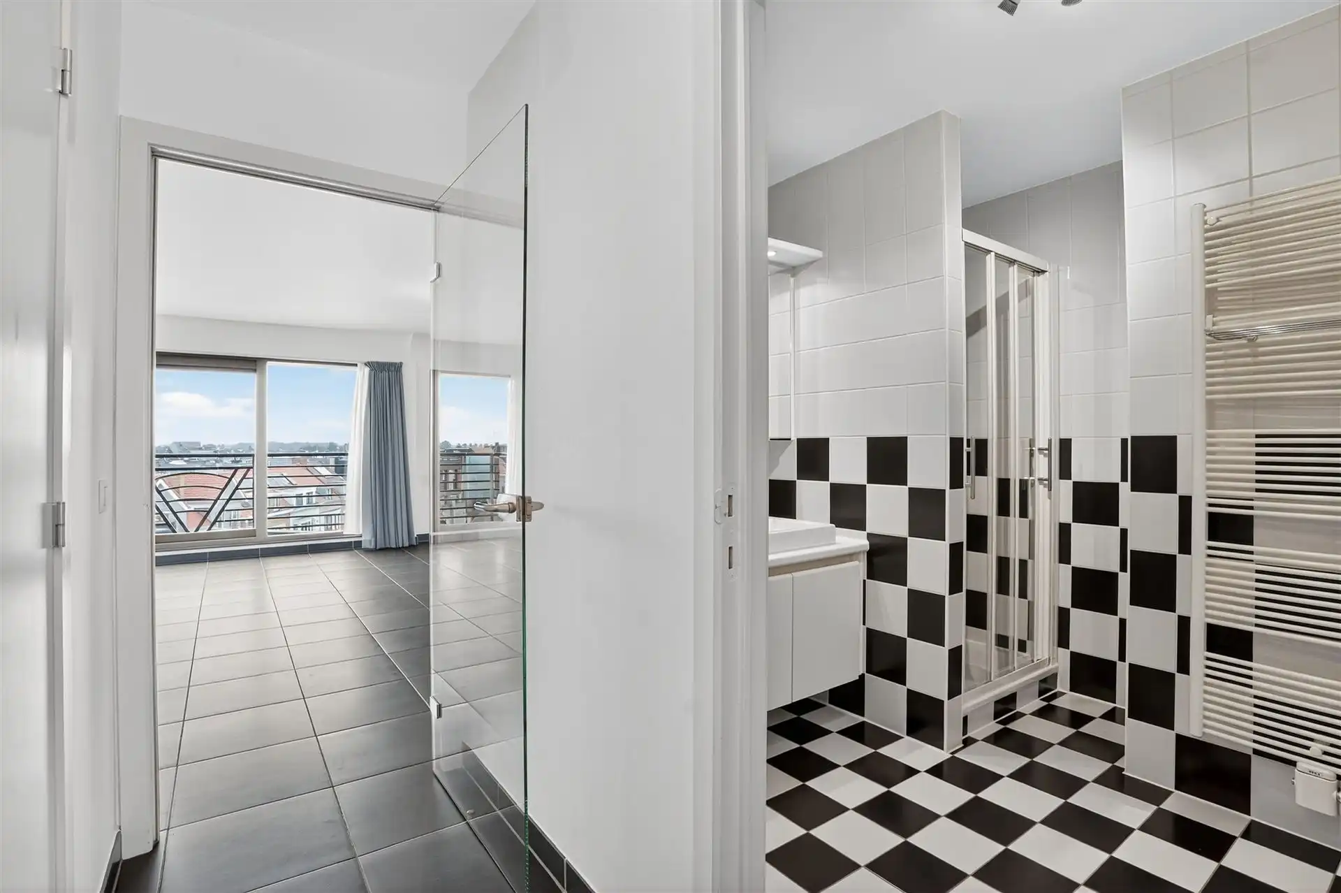 CENTRALE LIGGING / STAANPLAATS foto 17