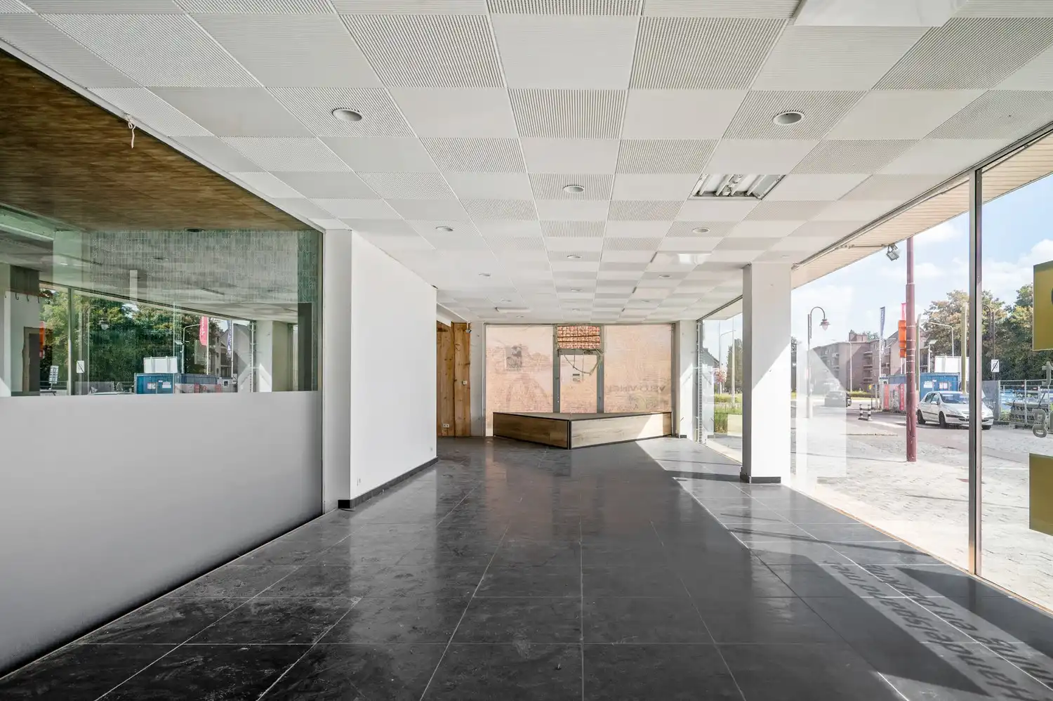 Ruim handelspand van 458 m² met woonst, garage en tuin te Duffel foto 2