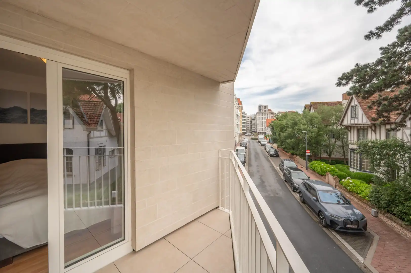 Uitzonderlijk breed appartement met aangenaam zicht op groen en villa's van Het Zoute, gelegen in residentie tussen Driehoeksplein en Ijzerzerpark. foto 12