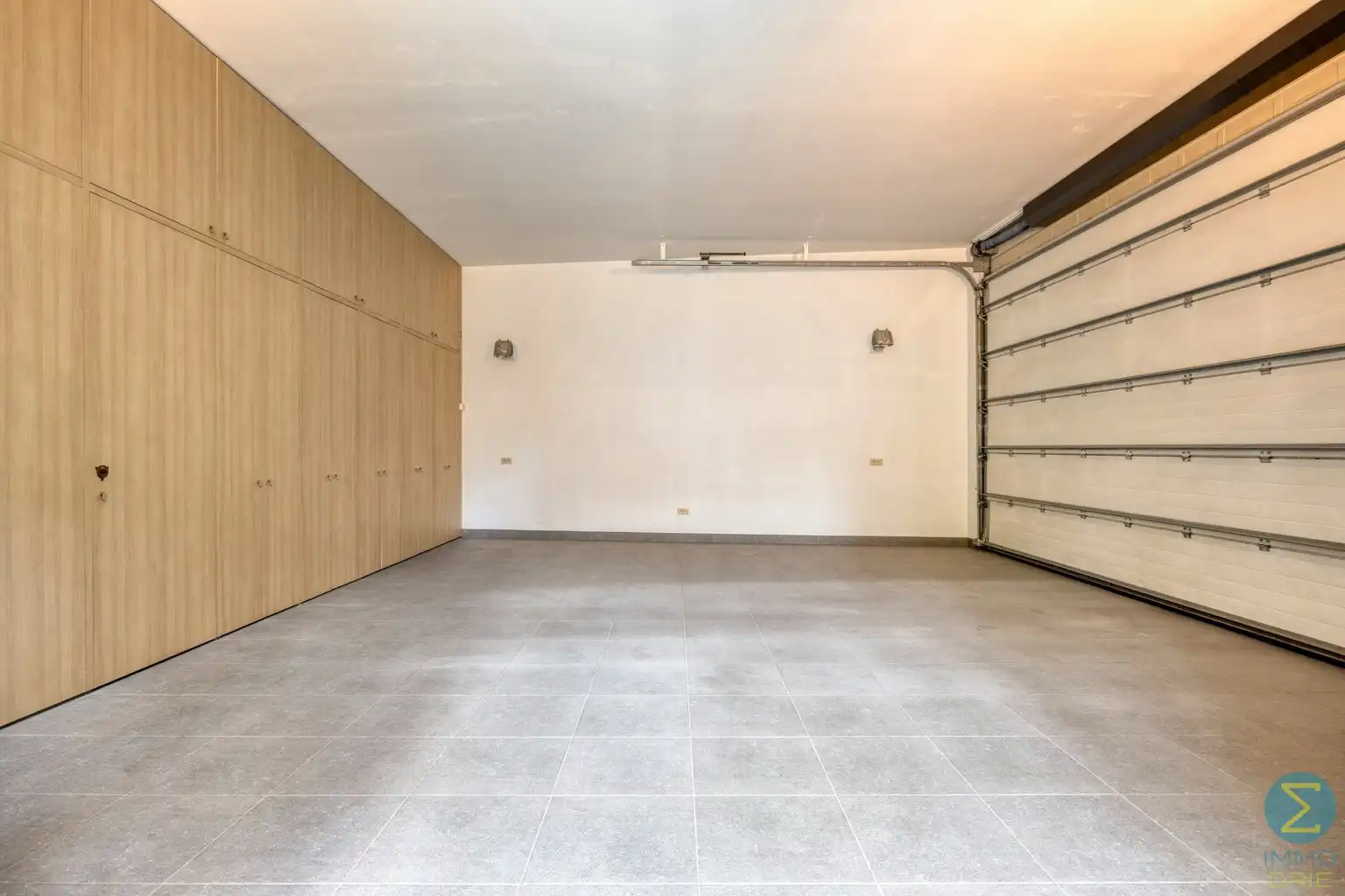 Karaktervolle herenwoning met zwembad en grote garage foto 28