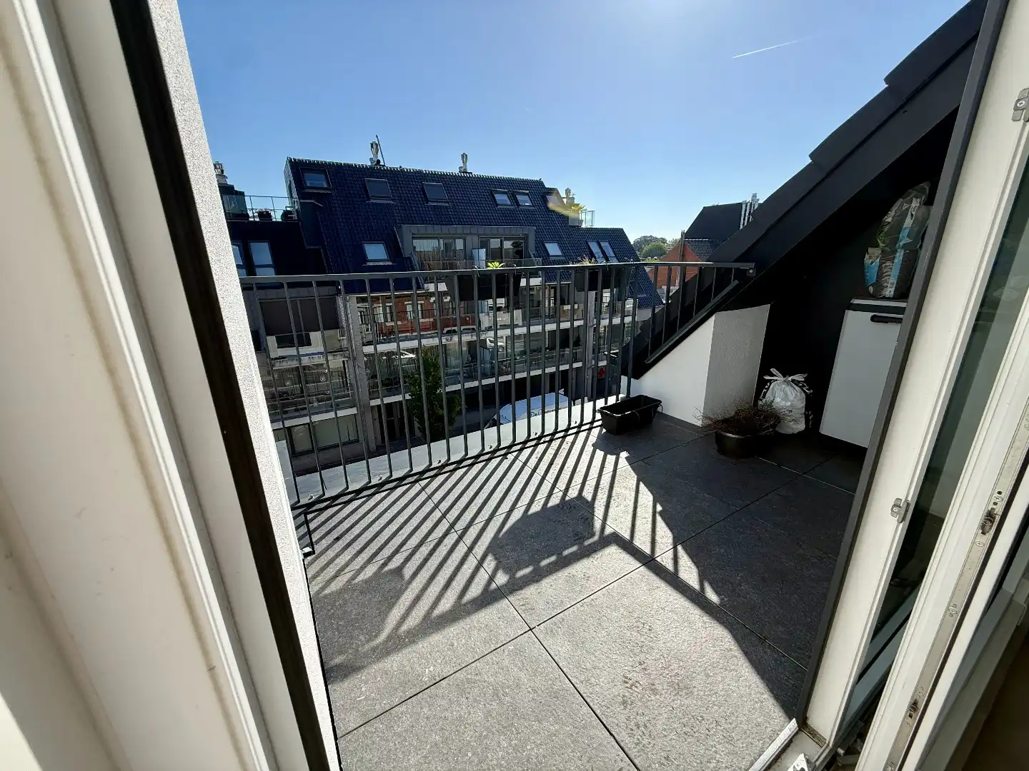 Centraal gelegen duplex appartement met 3 slaapkamers foto 2