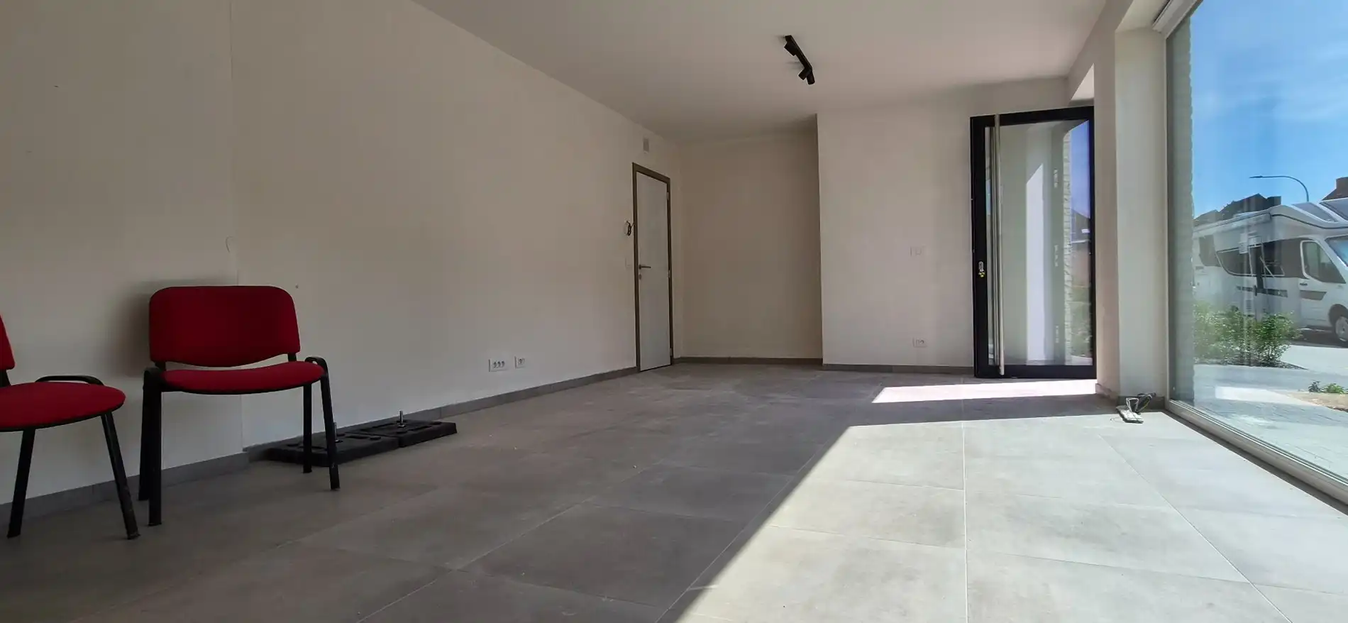 Sint Andries: handels-/kantoorruimte 40m2 met parking foto 3