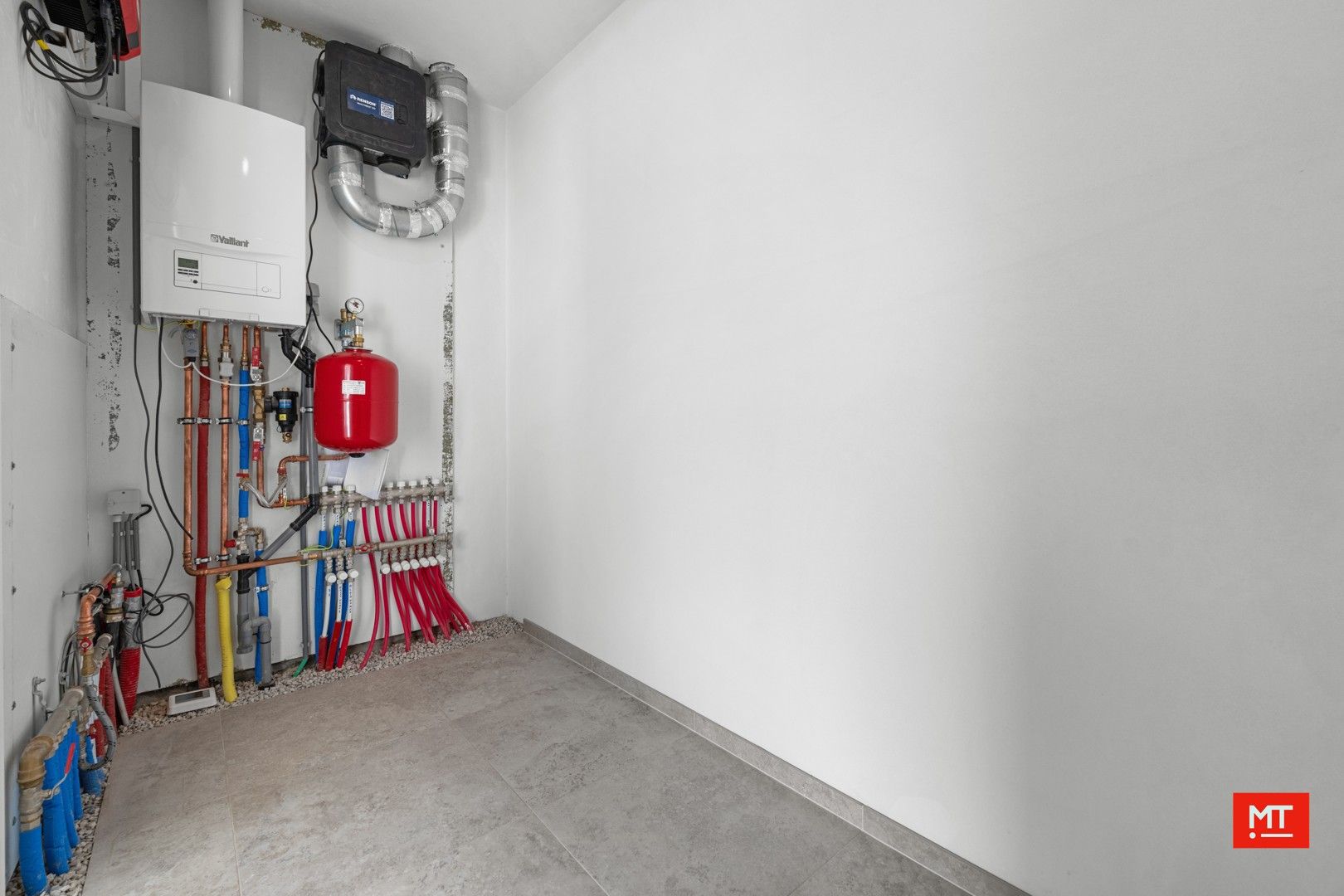 Volledig gerenoveerde woning met 3 slaapkamers, tuin en uitweg foto 15