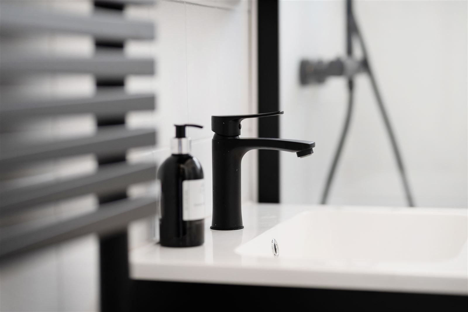 Te renoveren woning in doodlopende straat foto 16