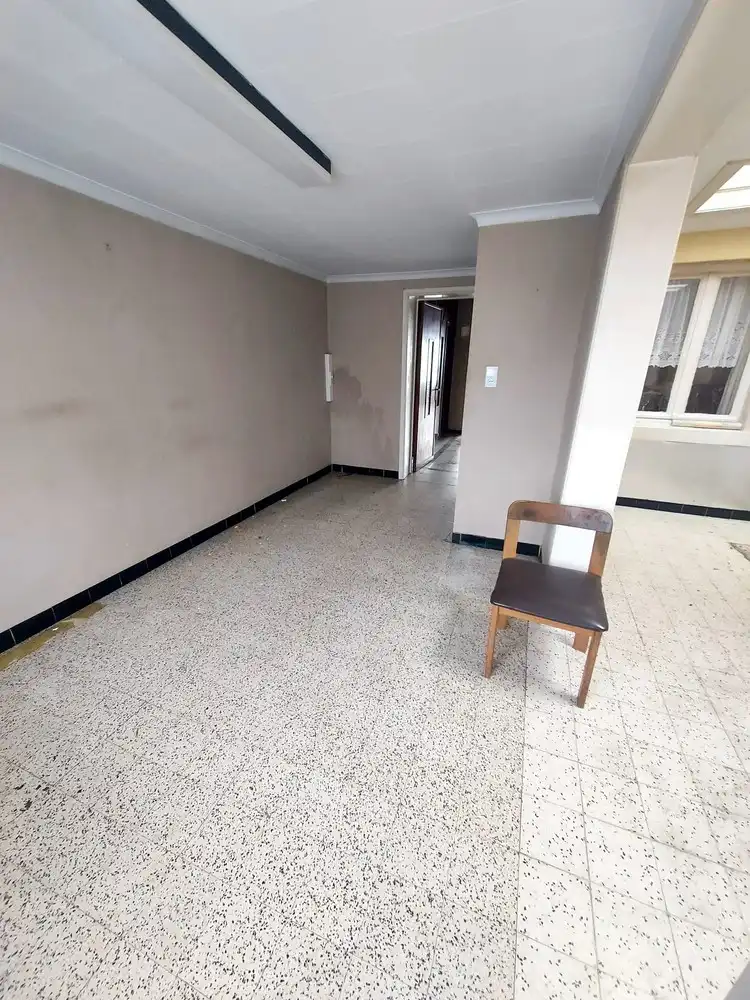 Ruime te renoveren woning foto 6