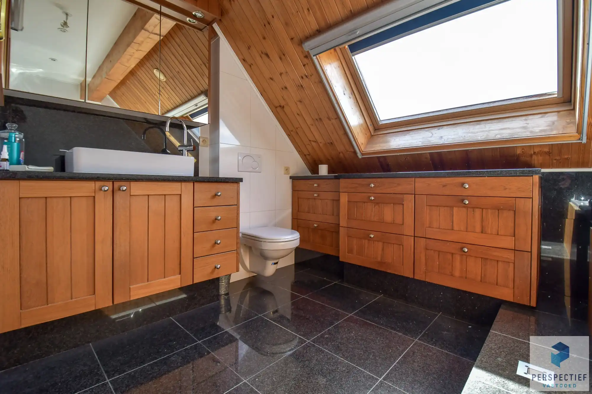 Unieke villa met dubbele garage en opslagplaats/ loods in rustige omgeving foto 17