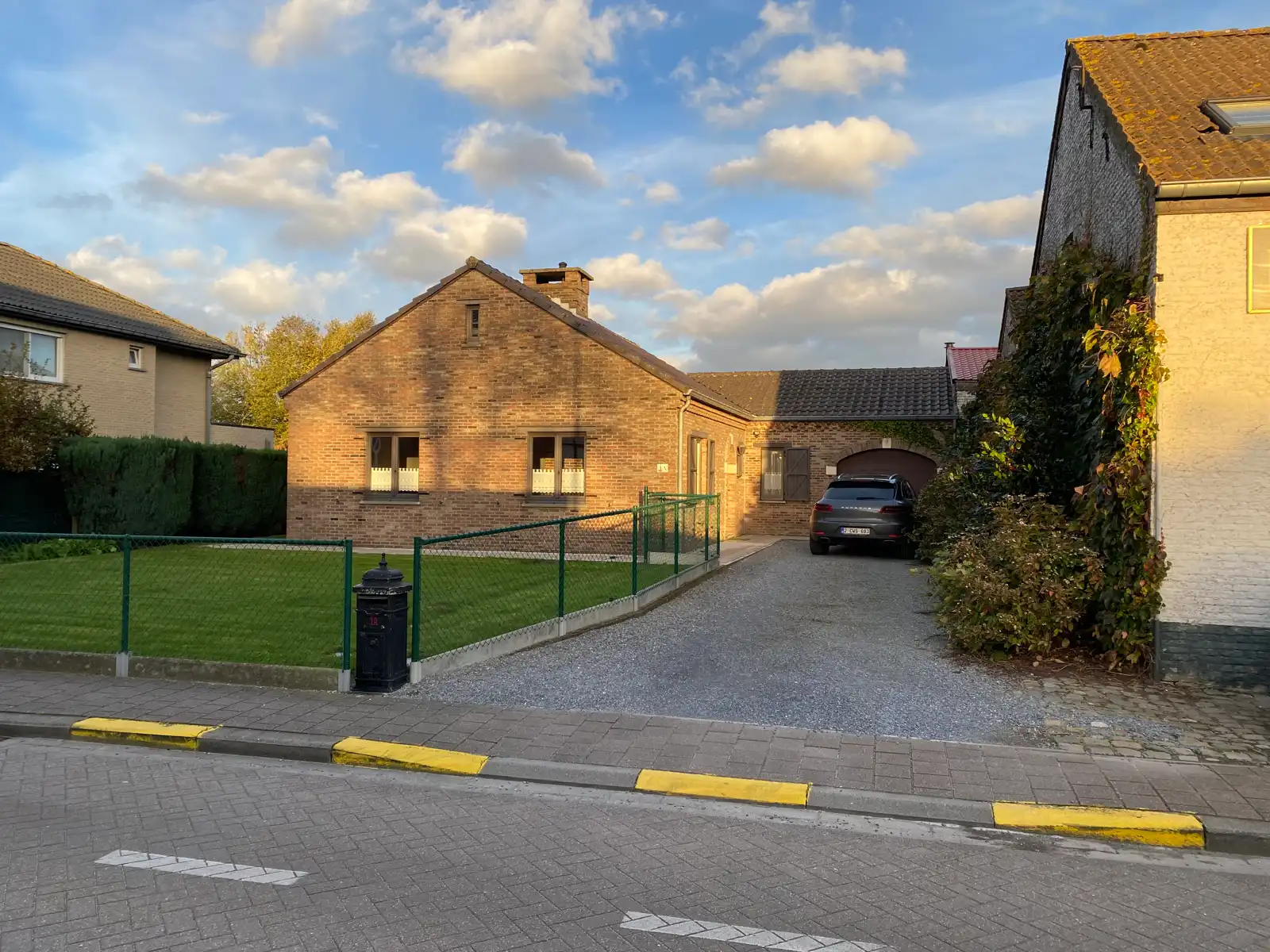 Bungalow met 2 slaapkamers rustig gelegen in dorpscentrum. foto {{pictureIndex}}