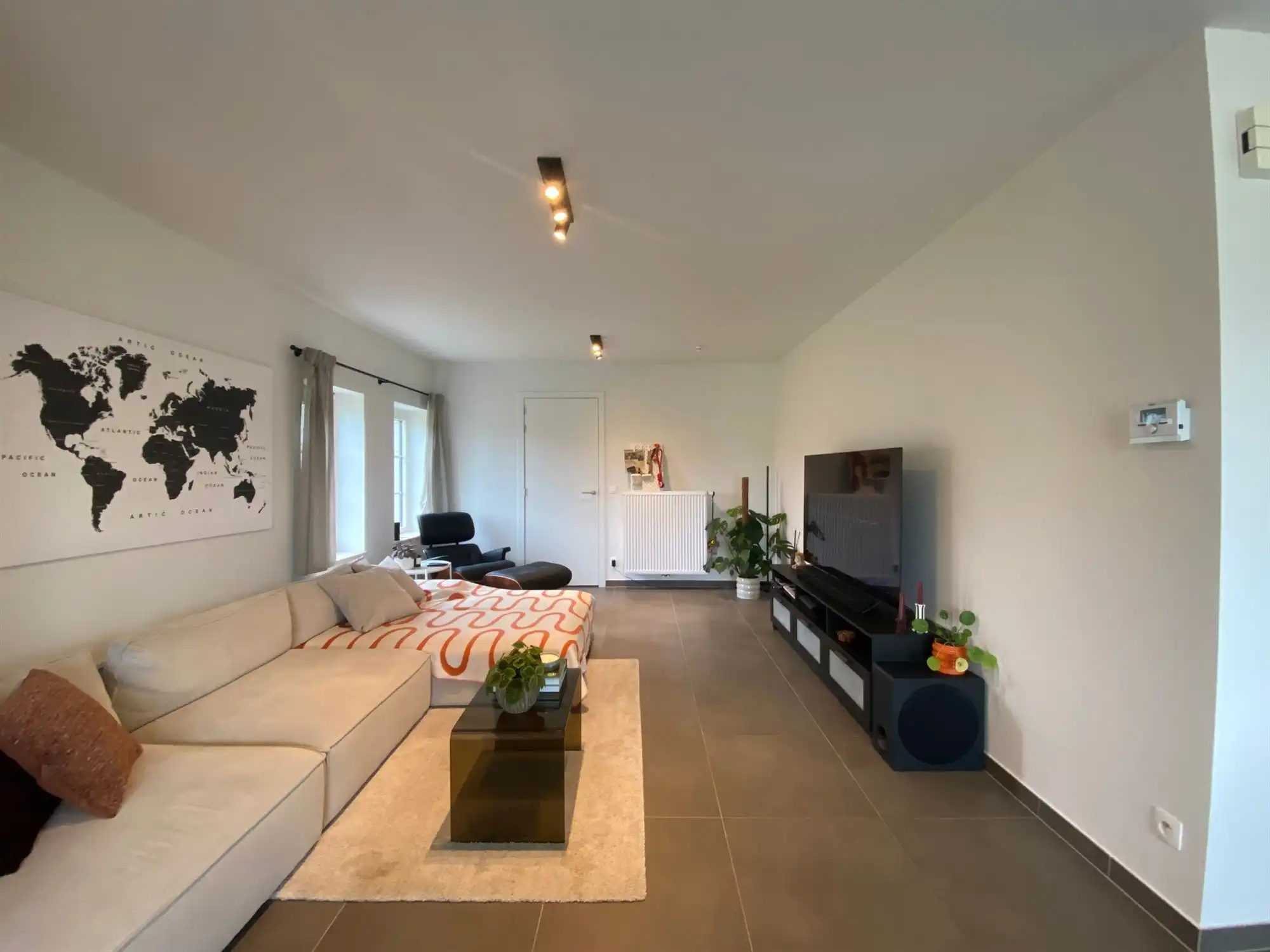 Mooi afgewerkte halfopen woning met 4 slaapkamers en inpandige garage foto 4