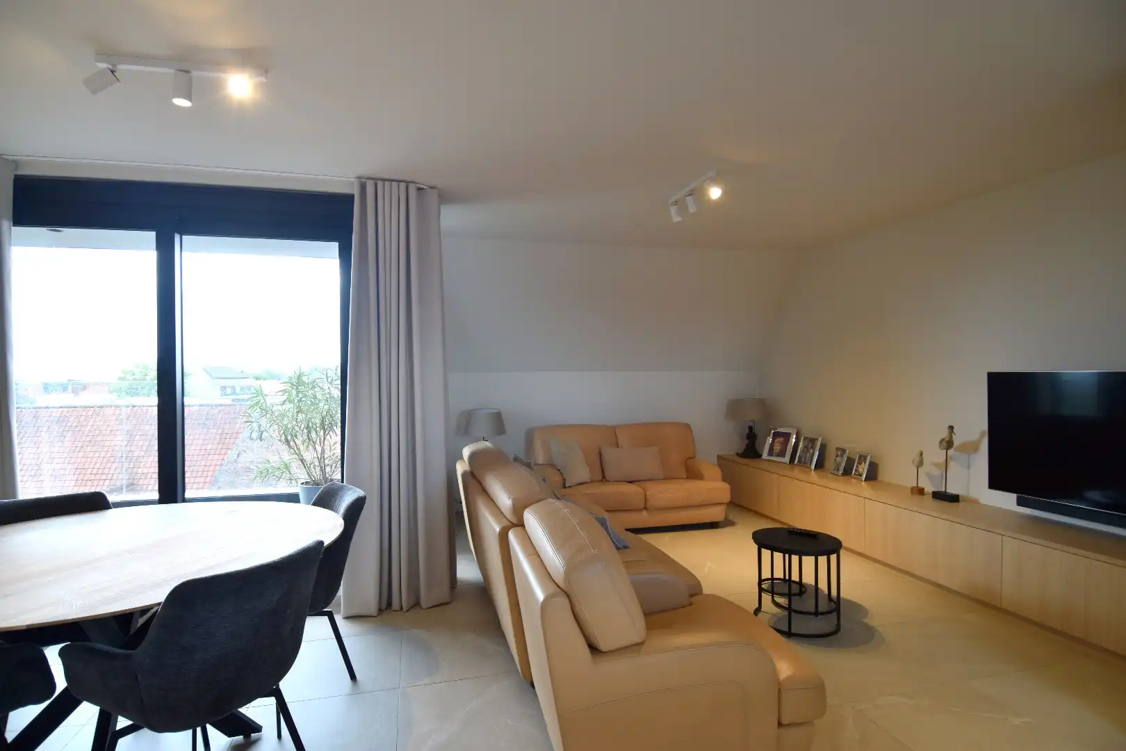 Penthouse (BJ 2021) met 2 slaapkamers, aparte dressing en zonnig terras te koop in Lendelede foto 3