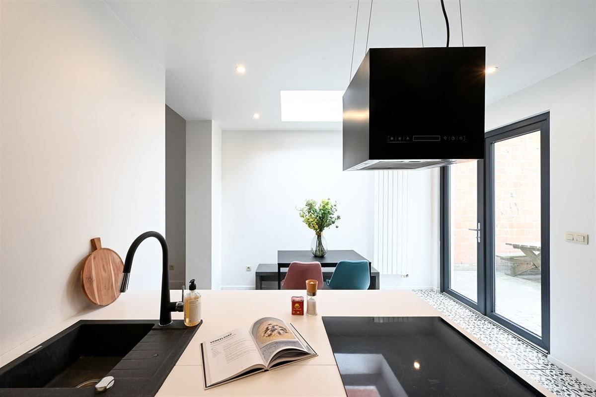 Gerenoveerde woning met leuke authentieke elementen foto 6