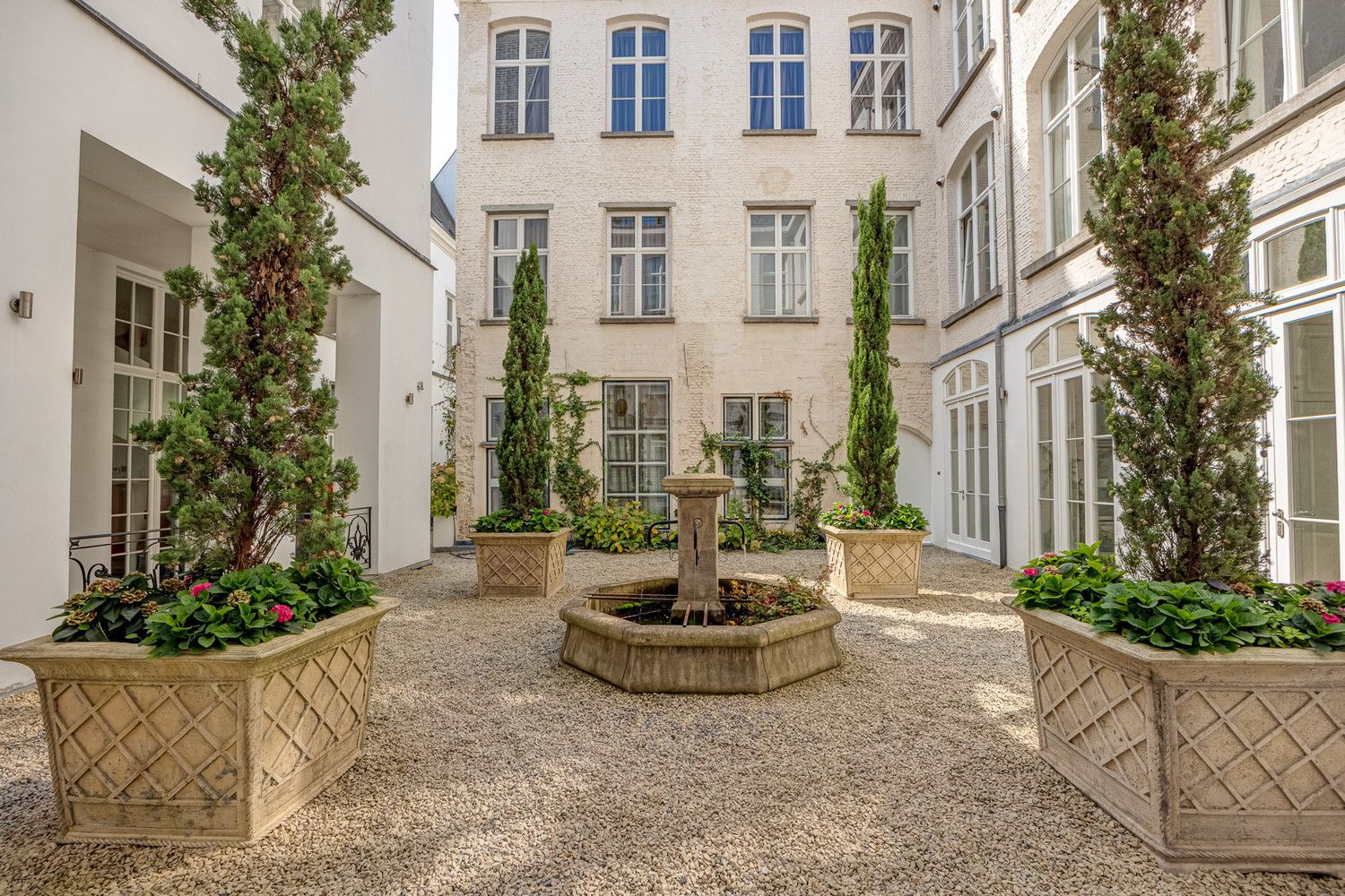 Unieke en energiezuinige stadsvilla (224m²) met fantastisch zonneterras in het hart van historisch Antwerpen – luxe, rust en boordevol karakter! foto 2