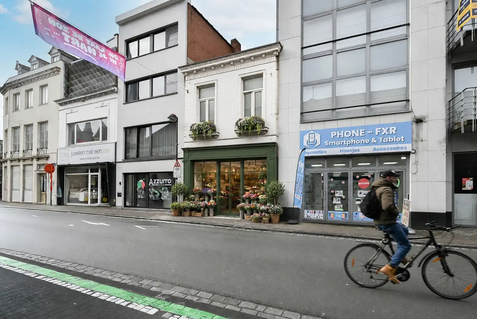 Te renoveren karaktervol handelspand in centrum Waregem foto {{pictureIndex}}