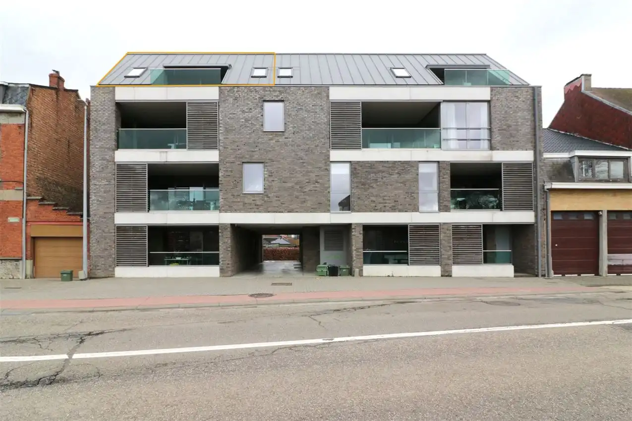 Zonnige penthouse met 2 slaapkamers, mooi terras, inclusief garage  foto {{pictureIndex}}