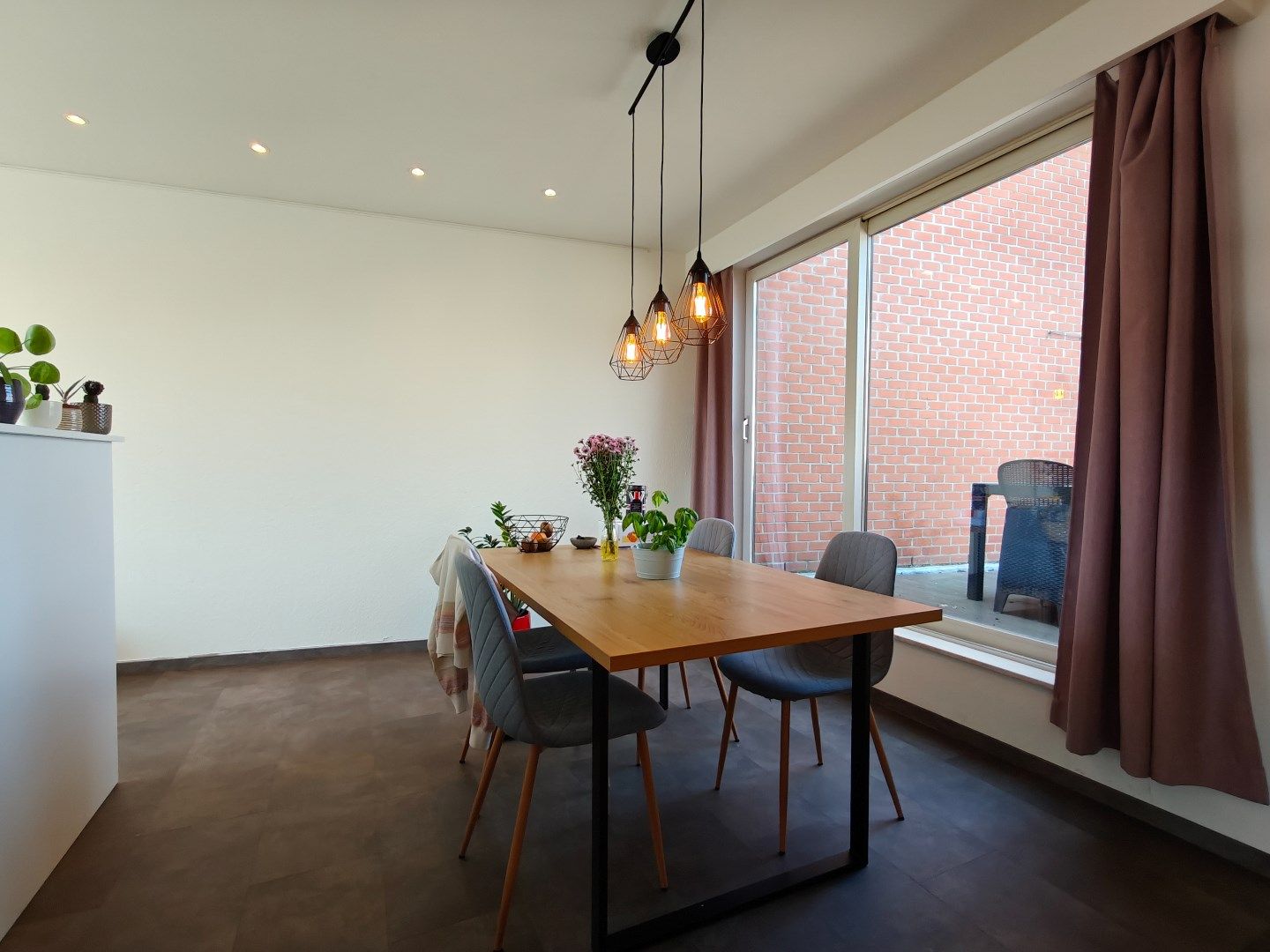Ruim appartement met drie slaapkamers en terras op de eerste verdieping te Lokeren foto 4