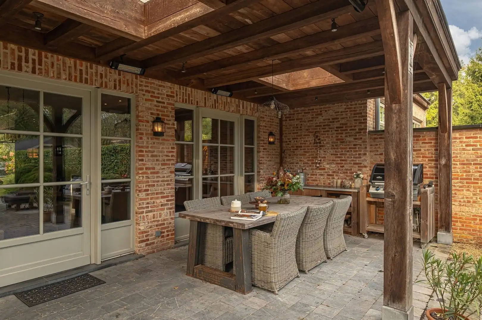 Sfeervolle gezinswoning met overdekt terras en groene tuin foto 14