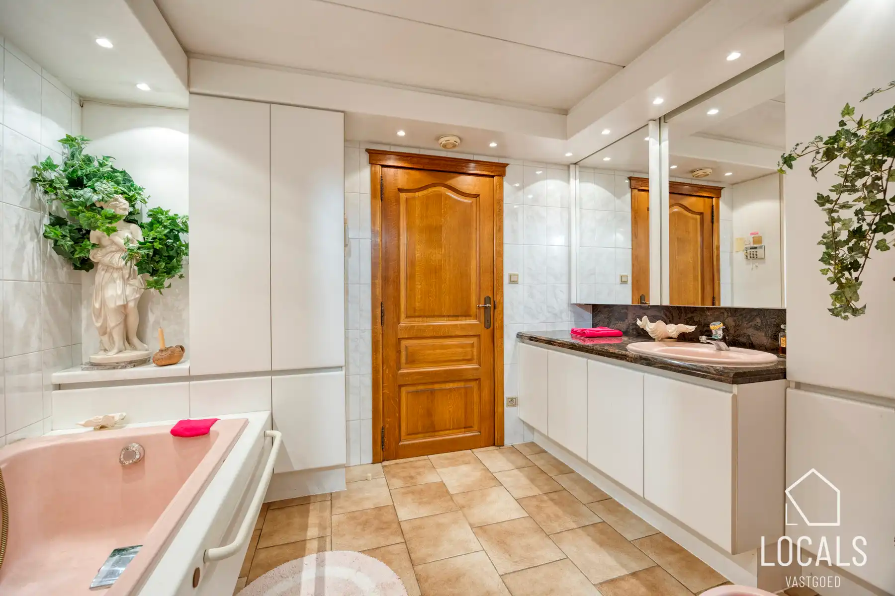 Ruime woning met 8 kamers & bouwgrond open bebouwing foto 15