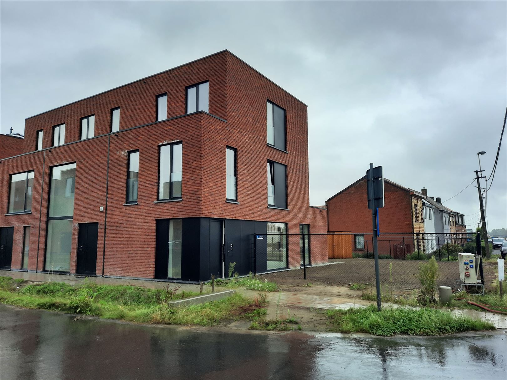 luxueuze nieuwbouw villa met grote tuin, 2 autostaanplaatsen en 12 zonnepanelen foto 1