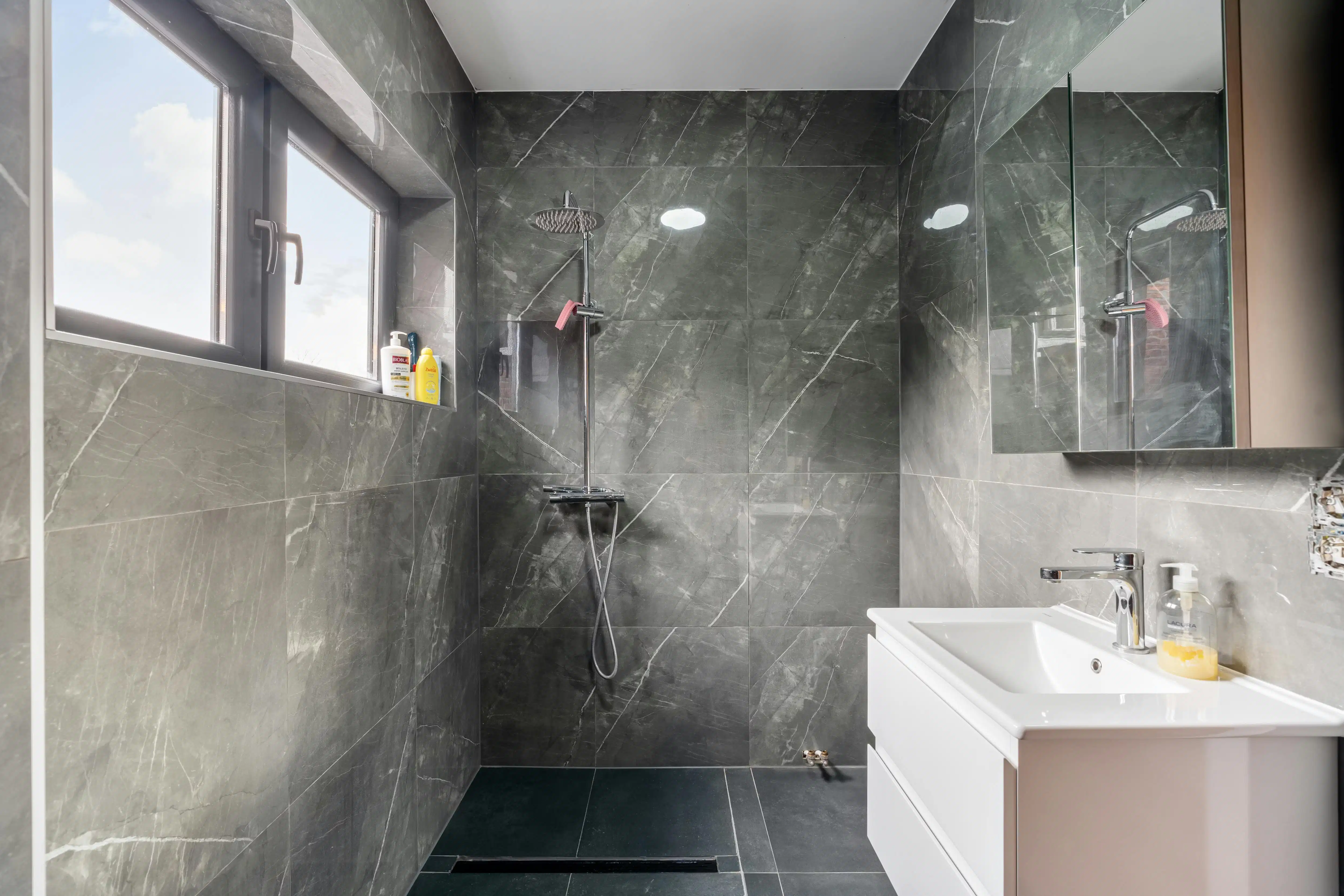 Rendabele opbrengsteigendom met handelspand, magazijn, woonst en 2 appartementen in Genk foto 9