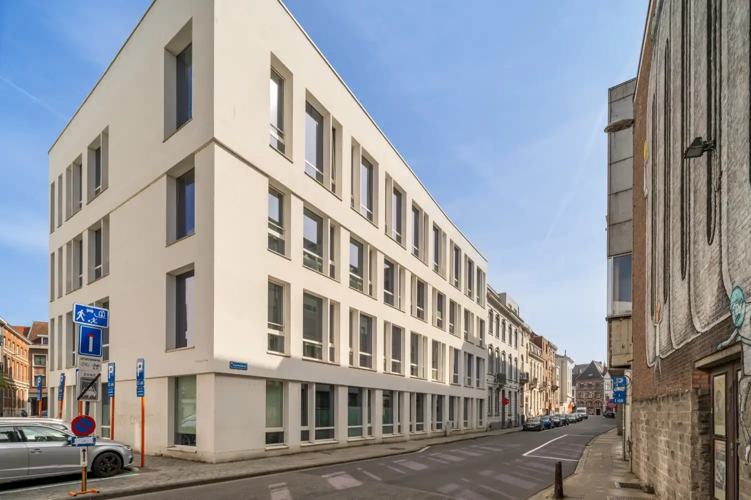 Centraal gelegen en moderne studentenkamer met eigen sanitair en een slaapverdiep! foto {{pictureIndex}}