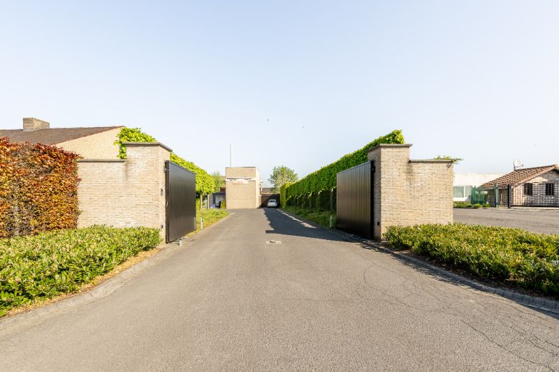 Stijlvolle villa met winkelruimte, parking, loods en handelsfonds op toplocatie foto 20