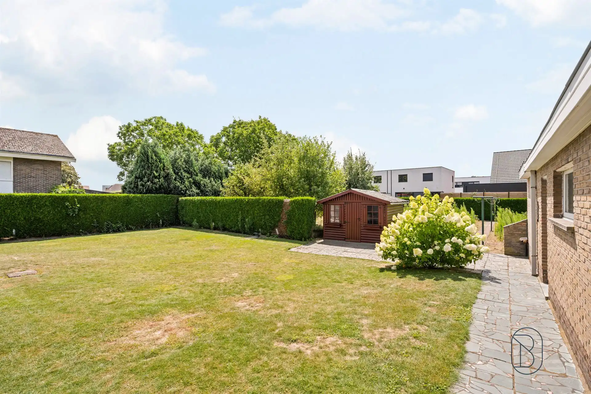 Degelijke villa met grote tuin.  foto 4