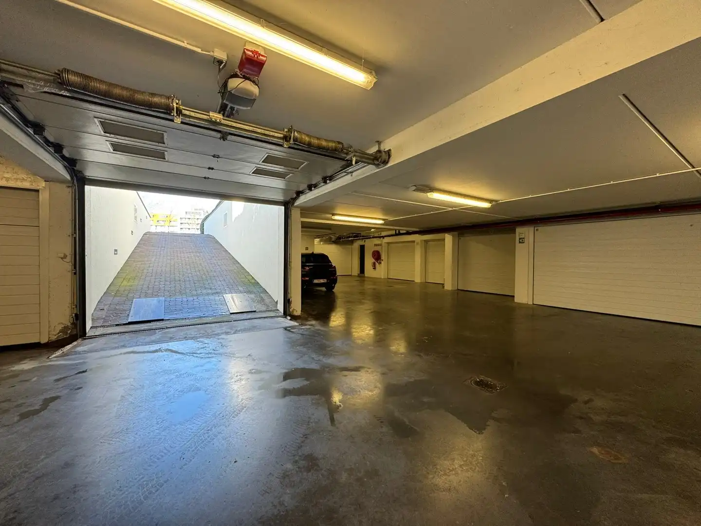 Uitzonderlijke ruime garagebox gelegen te Lispannenlaan aan het Zegemeer te Knokke. foto 9