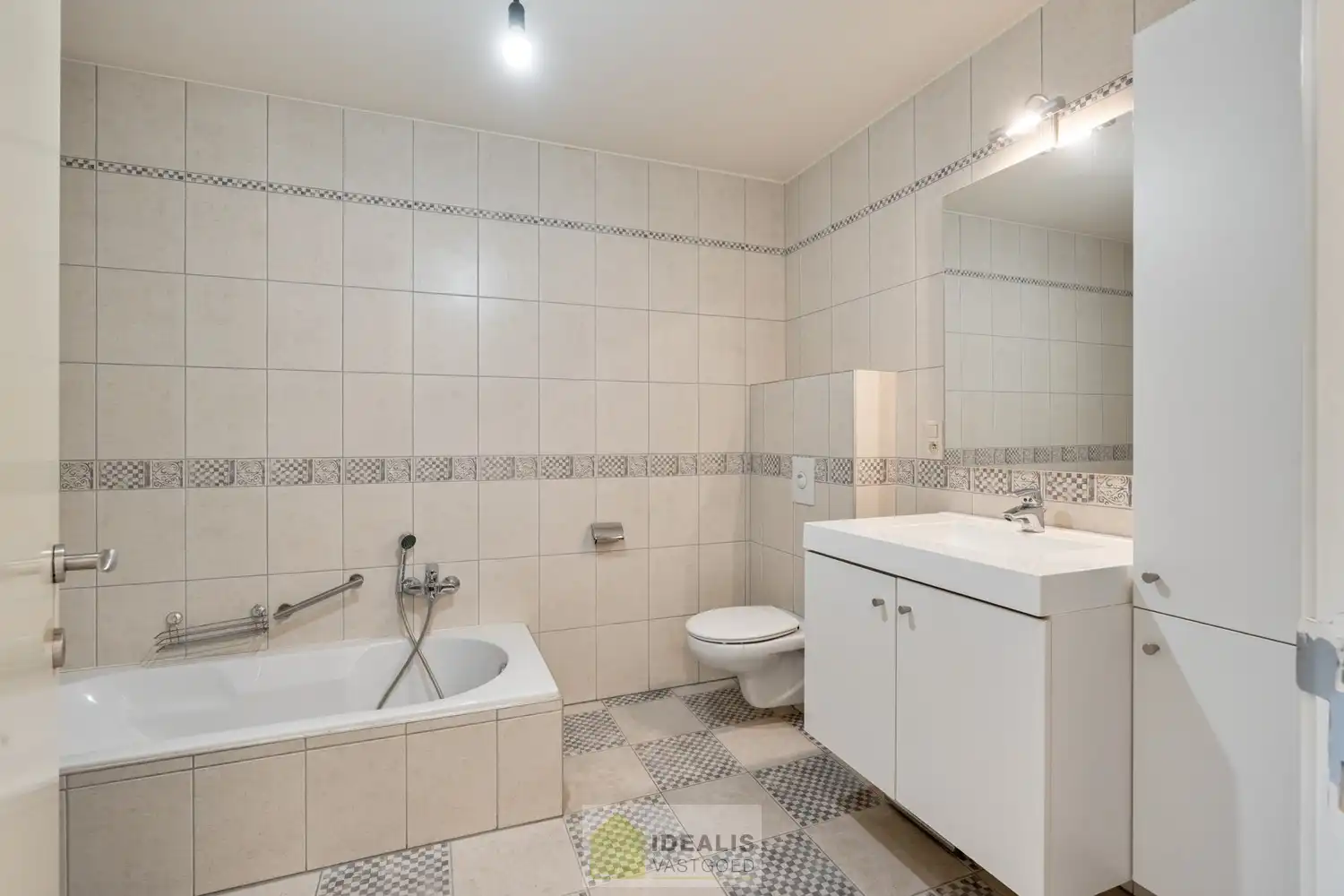 IDEALIS VASTGOED - PRACHTIG  EN LUXUEUS GELIJKVLOERS APPARTEMENT VAN MAAR LIEFST +-122M² IN EEN KLEINSCHALIGE RESIDENTIE MET 2 SLAAPKAMERS, AANGENAME LEEFRUIMTE MET AANSLUITEND KEUKEN MET KEUKENEILAND, BADKAMER VOORZIEN VAN BAD EN DOUCHE, ZEER RUIME GARAGE (+-28M²) EN TERRAS MET AANGELEGDE TUIN . Zeer geschikt voor kandidaten op zoek naar betaalbare woonruimte in zeer goede staat vlak bij de stadskern van Bree! foto 15