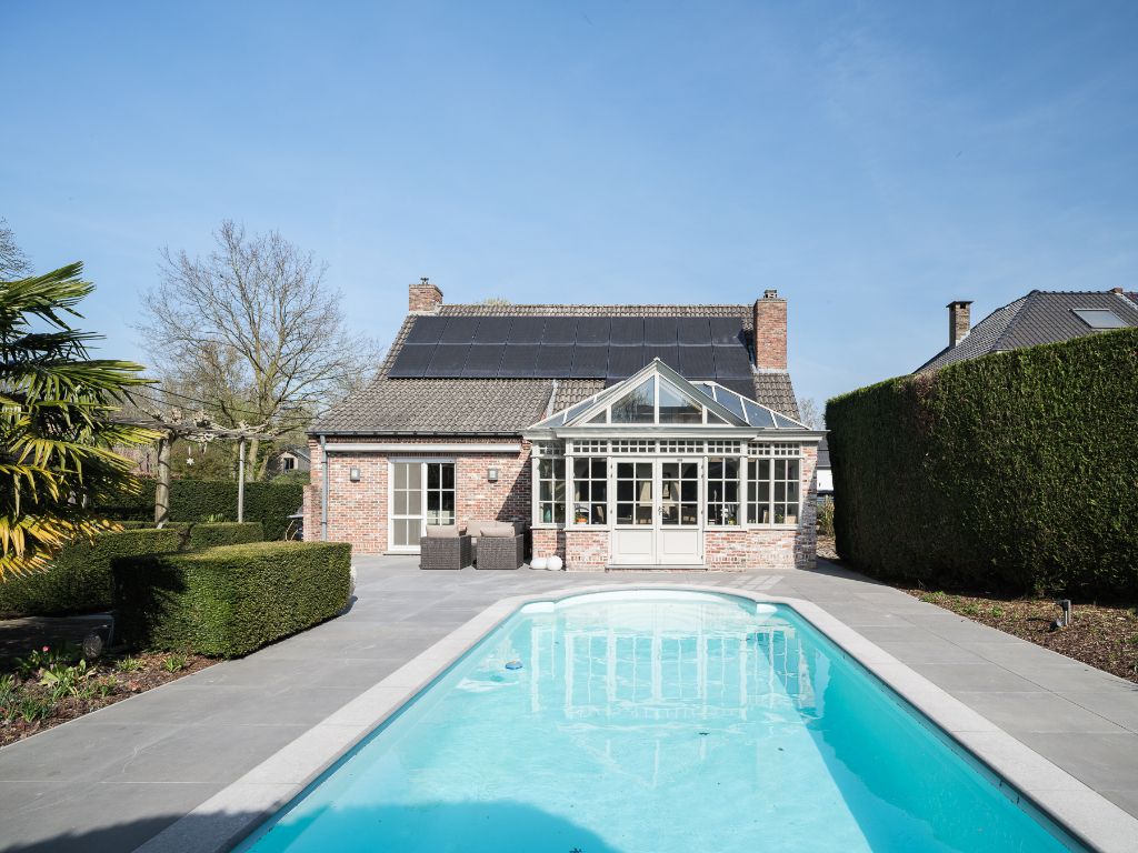 Instapklare, vrijstaande woning met zwembad op een zonnig perceel, drie slaapkamers en de mogelijkheid voor een praktijkruimte in een rustige omgeving. foto 6
