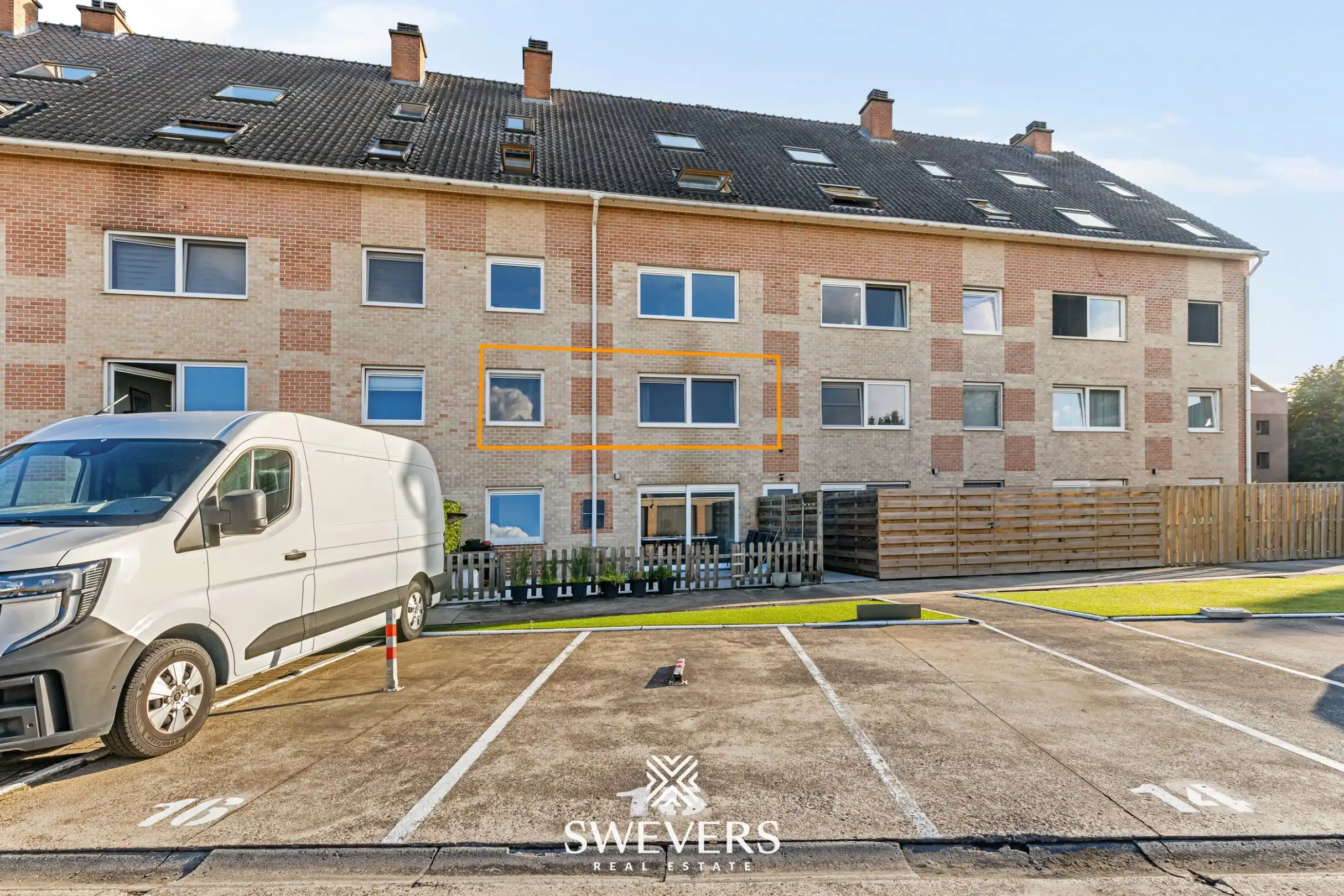 Uitstekend gelegen en volledig gerenoveerd appartement met staanplaats foto 16