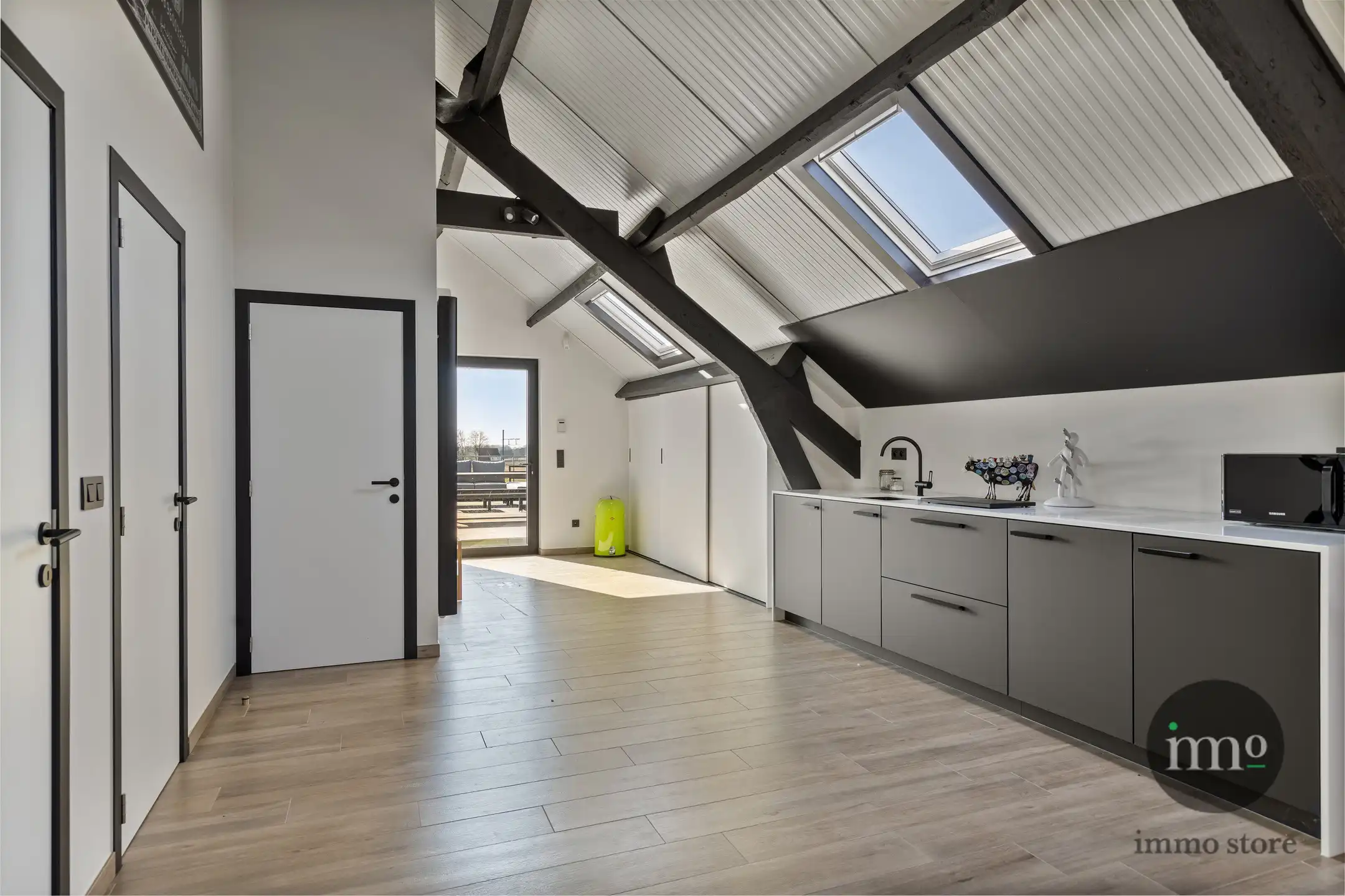MULTIFUNCTIONEEL volledig gerenoveerd gebouw met bijgebouw, 7 slaapkamers, appartement, tuin en zwembad! foto 22