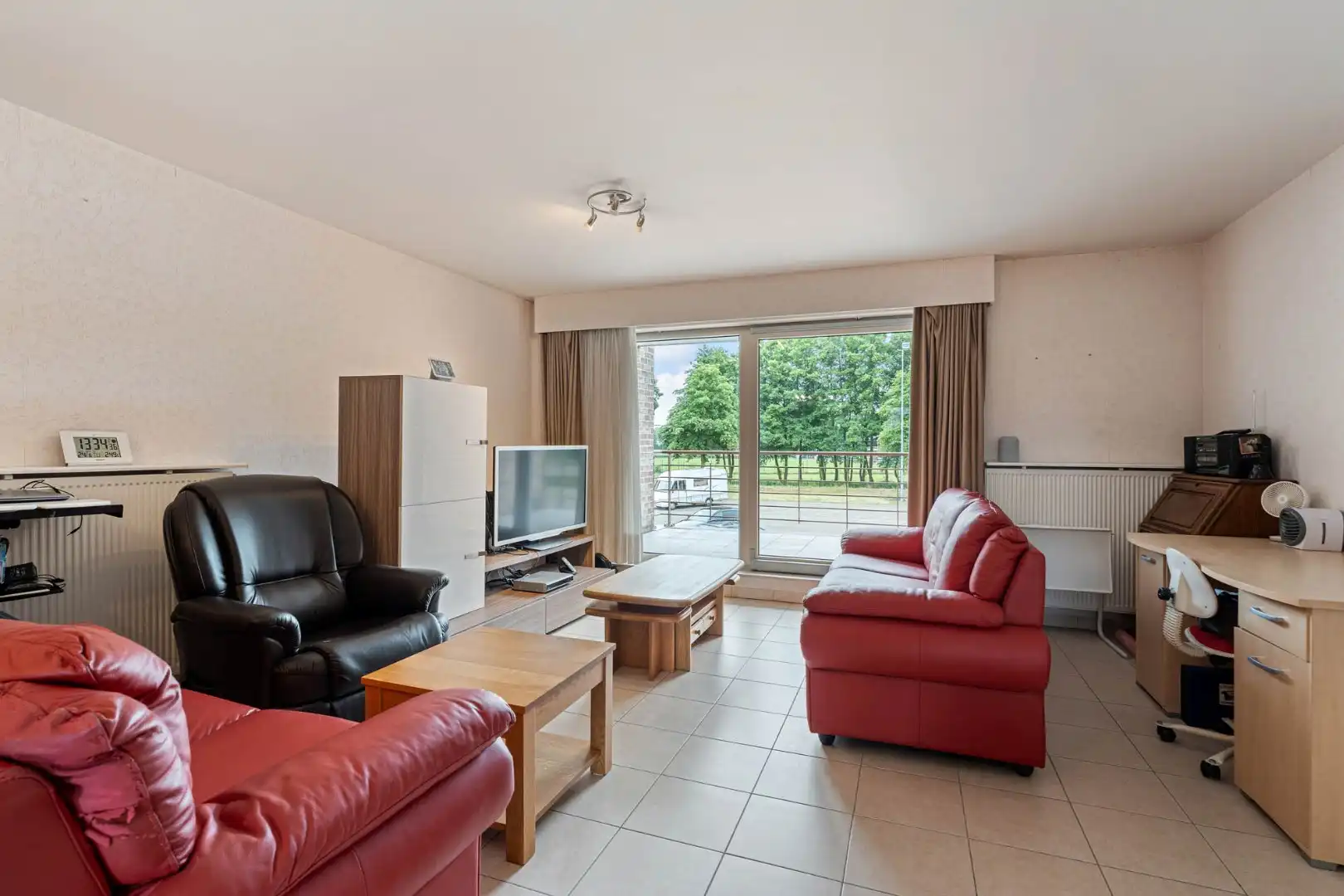 Stijlvol appartement voorzien van 2 slaapkamers, 2 terrassen en een autostandplaats op een rustige locatie in het centrum van Neeroeteren!  foto 5