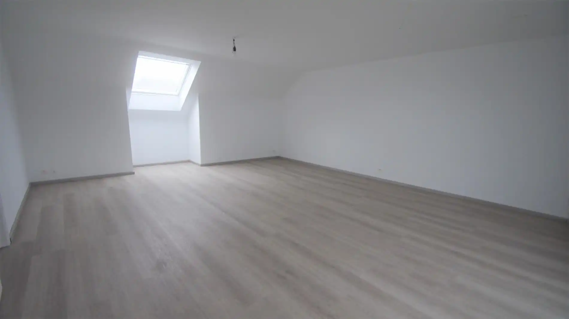 Zeer recente woning met 3 ruime slpks, tuin en terras foto 12