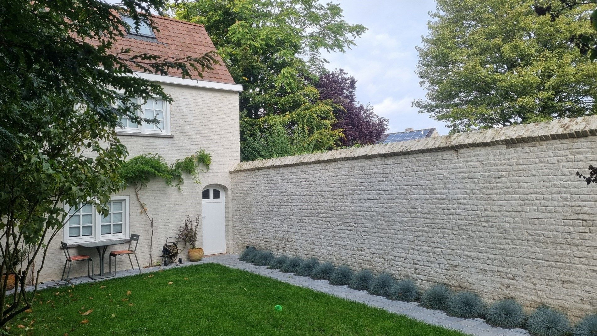 Authentieke volledig gerenoveerde herenwoning met zuidwest gerichte tuin en garage in het hartje van Ieper. foto 29