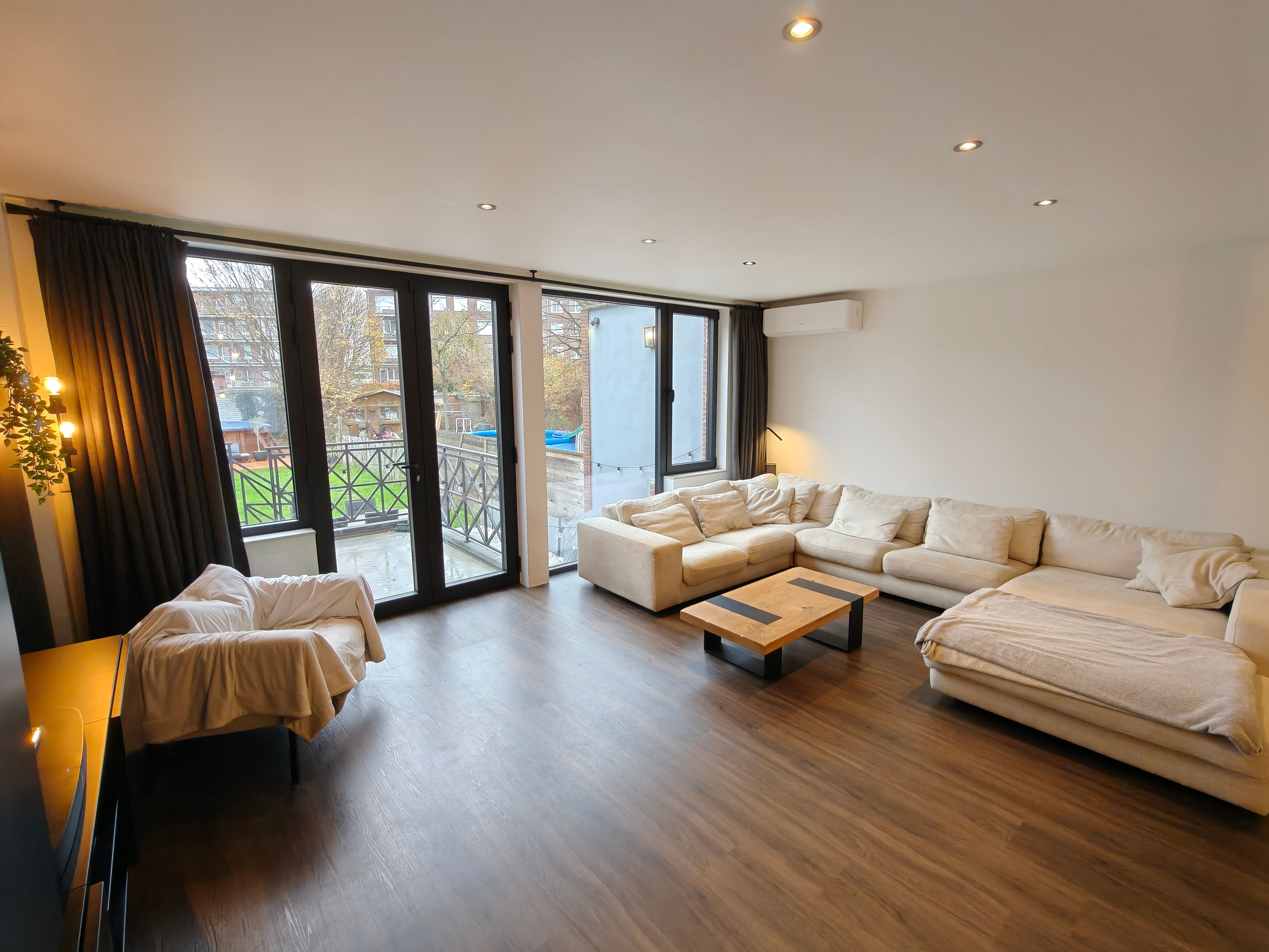 Modern gerenoveerde woning met zwembad foto 4