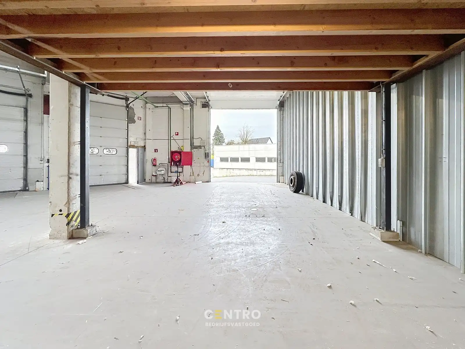 Logistieke LOODS/MAGAZIJN van ± 520m2 met 5 poorten waarvan 3 loskades TE ROESELARE ! foto 11