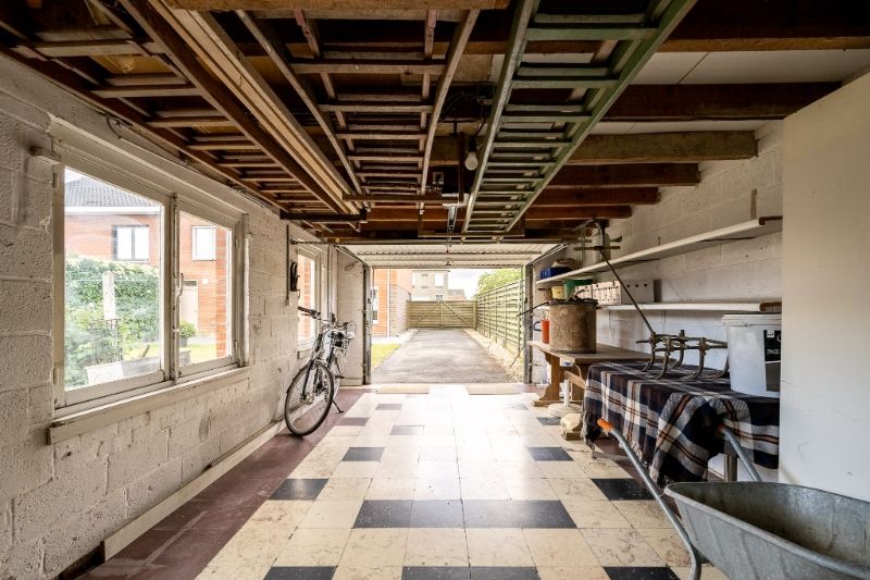 Ruime halfopen bebouwing met twee garages en zonnige tuin in rustige omgeving! foto 25
