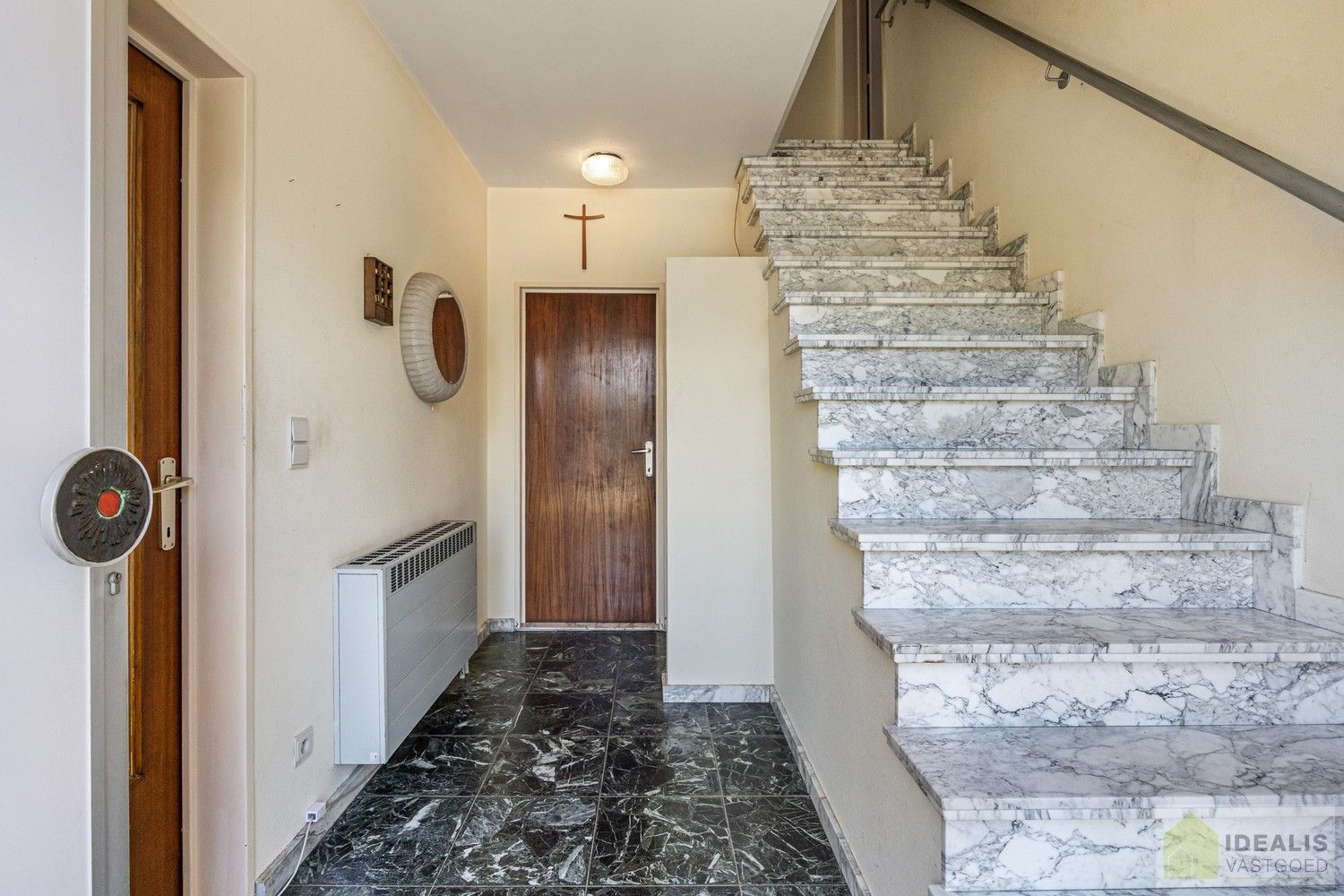 RUSTIG GELEGEN OP TE KNAPPEN EENGEZINSWONING MET 3 SLAAPKAMERS! - De woning omvat maar liefst 166m² bewoonbare oppervlakte met ruime woonkamer, keuken, 3 slaapkamers, badkamer, garage. De woning is rustig gelegen op een perceel met een opp. van 6a 21ca. foto 3