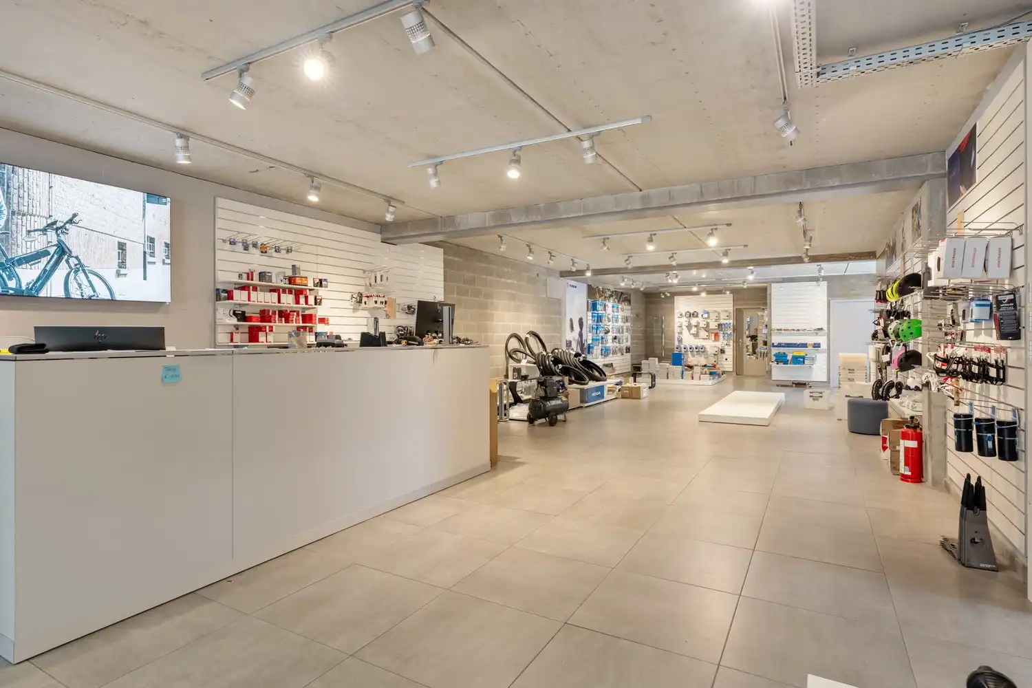 Commercieel pand met ruime handelsruimte, loods én drie-slaapkamer appartement van 160 m² in Wezemaal ! foto 6