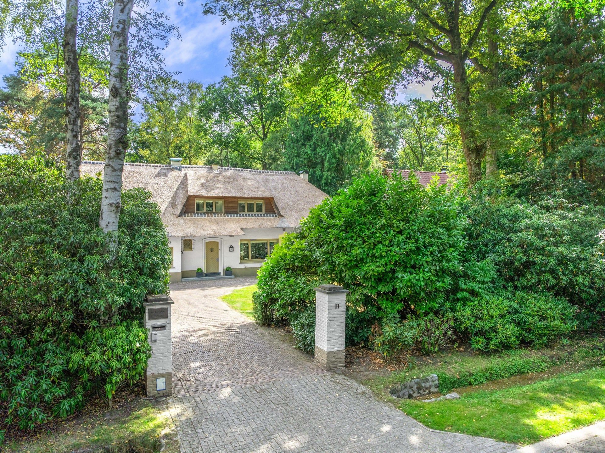 Charmante klasse-villa met rieten dak in bosrijke omgeving foto 2