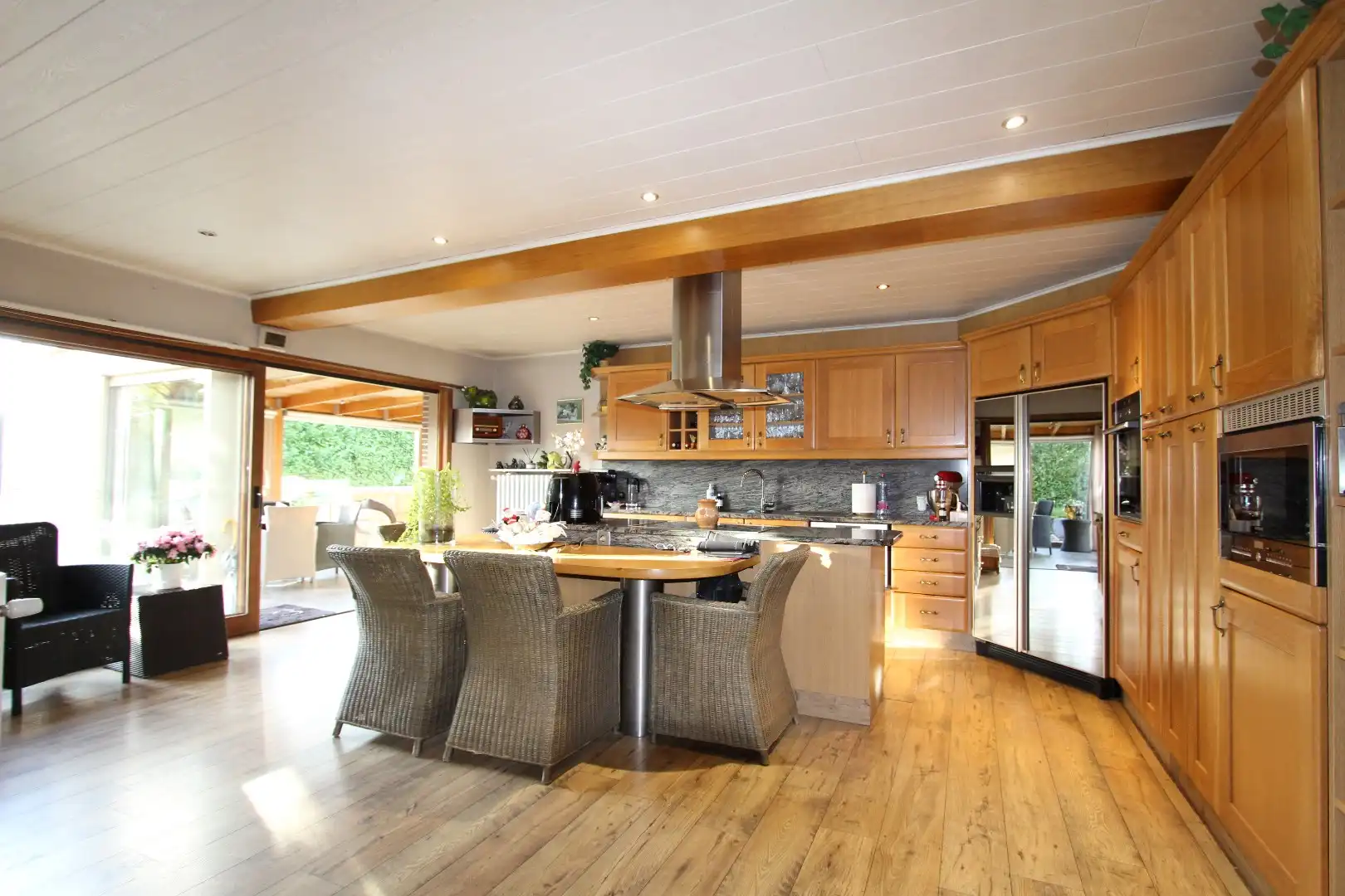 Landelijk gelegen woning met loods foto 9