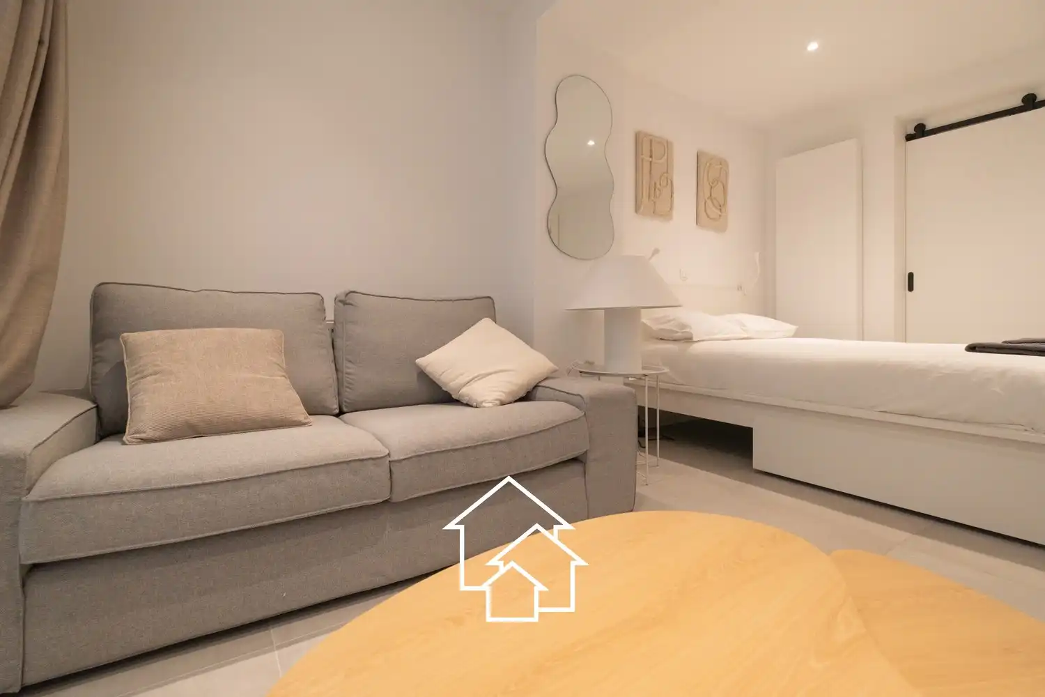 Gemeubileerd appartement met kleine binnenplaats in de wijk rond de vijvers van Ixelles. foto 14