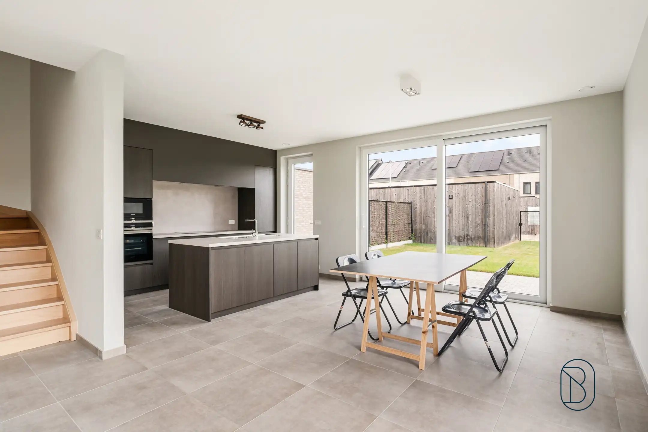 Recente halfopen bebouwing met 4 slaapkamers, tuin en garage foto 15