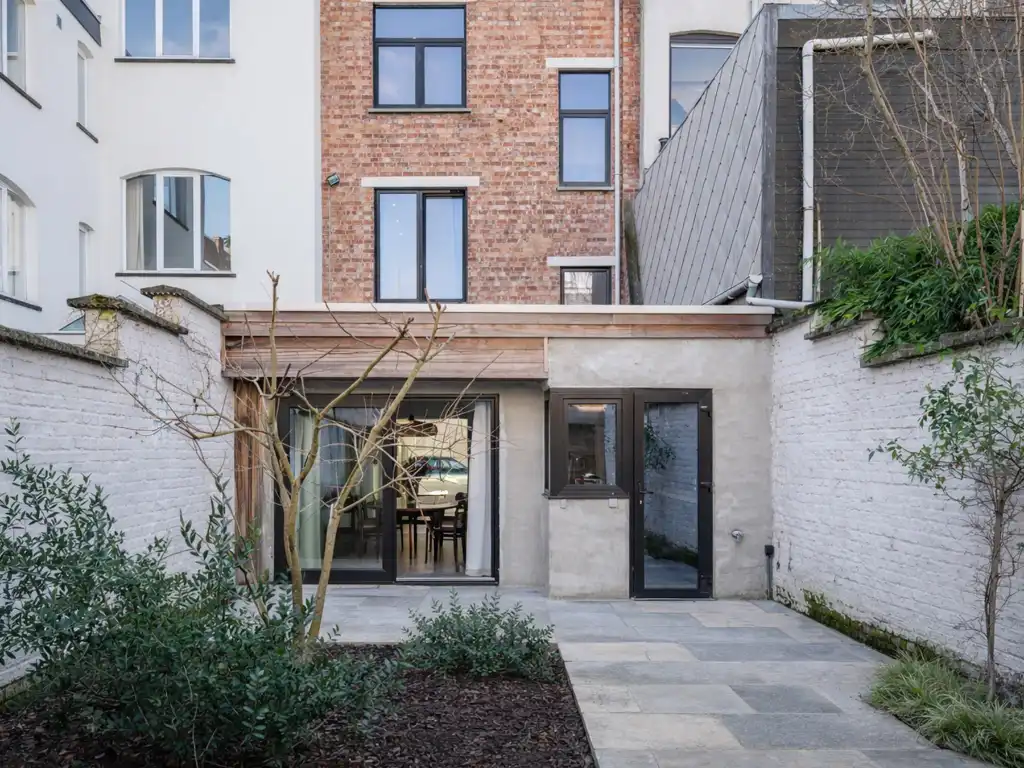 Instapklare en smaakvol gerenoveerde woning (3 slaapkamers – 2 badkamers) met tuin nabij het Paul de Smet de Naeyerpark. foto 9