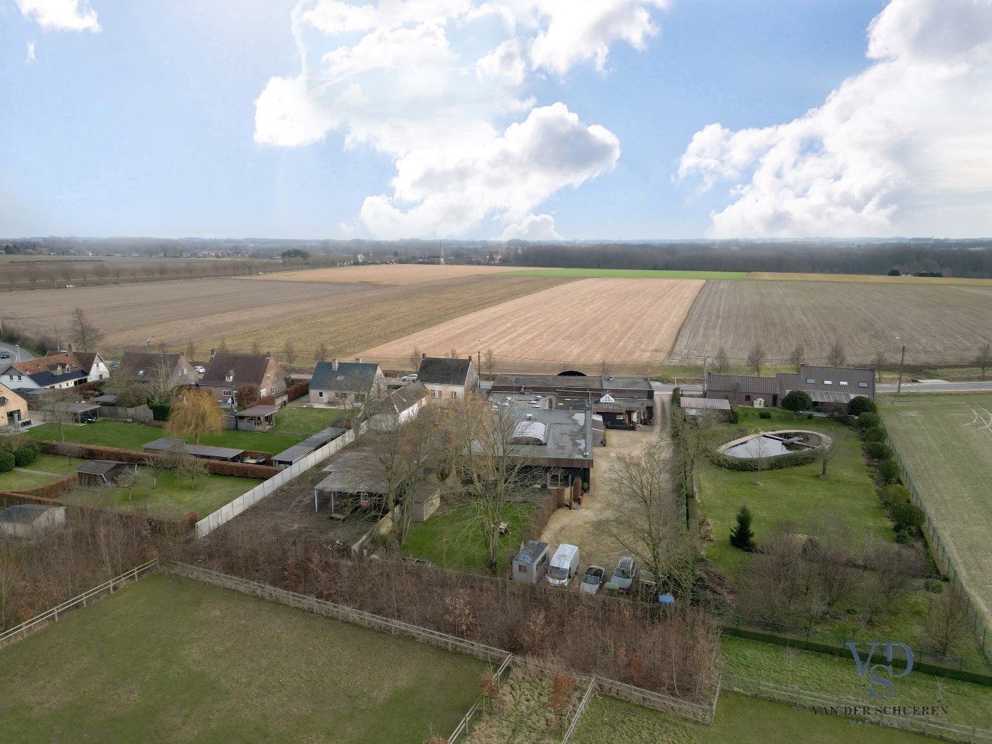 Ruime bungalow met bijgebouwen in Meilegem. foto 3